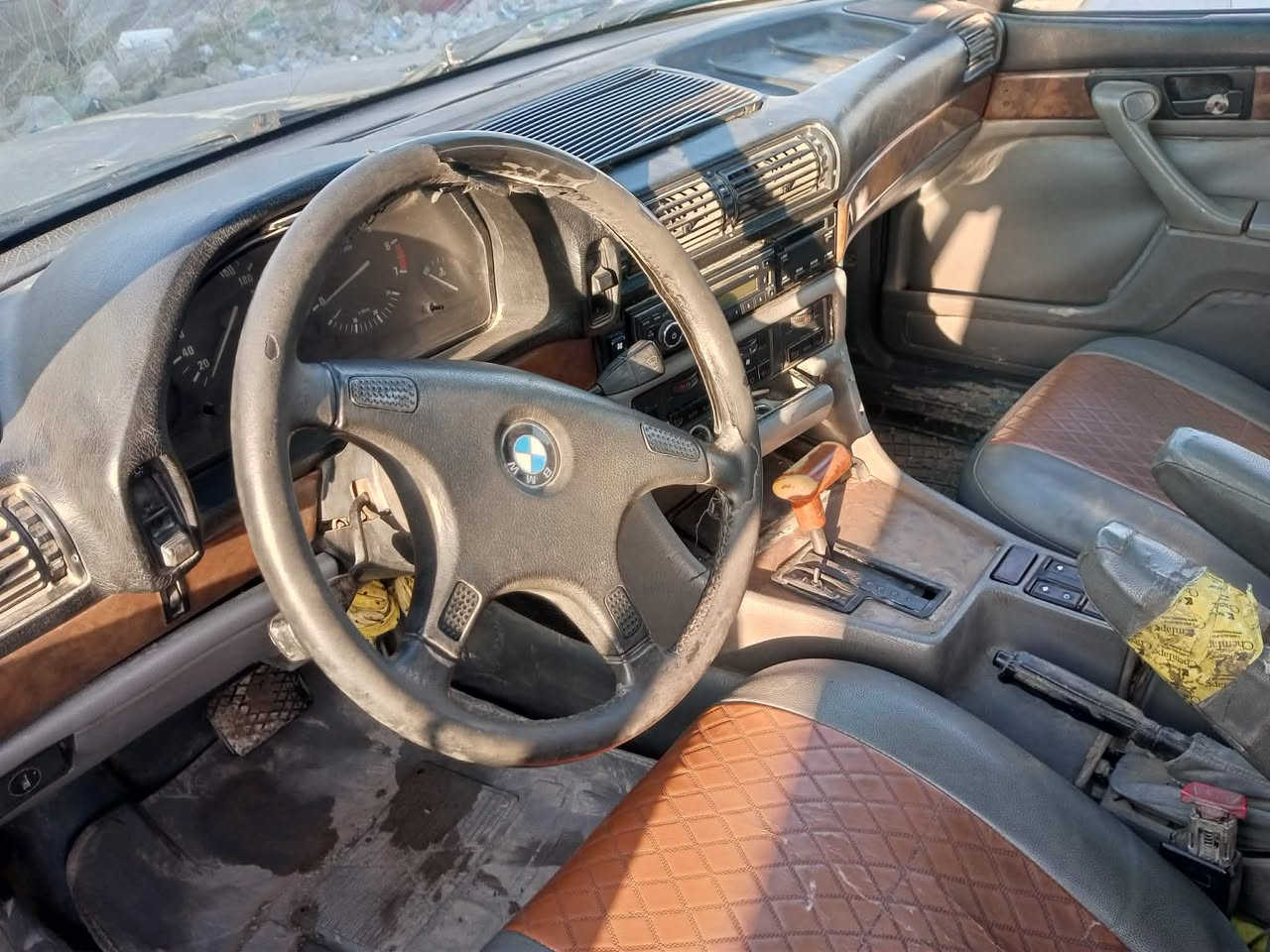 سلام عليكم بي ئم موديل ٨٩ سياره كير محرك فول  شلعه تشك الكاع
داخلها نظيف بس الكشر يردله ترتيب 
السعر ٢٥ بيها مجال الاتصال***********
