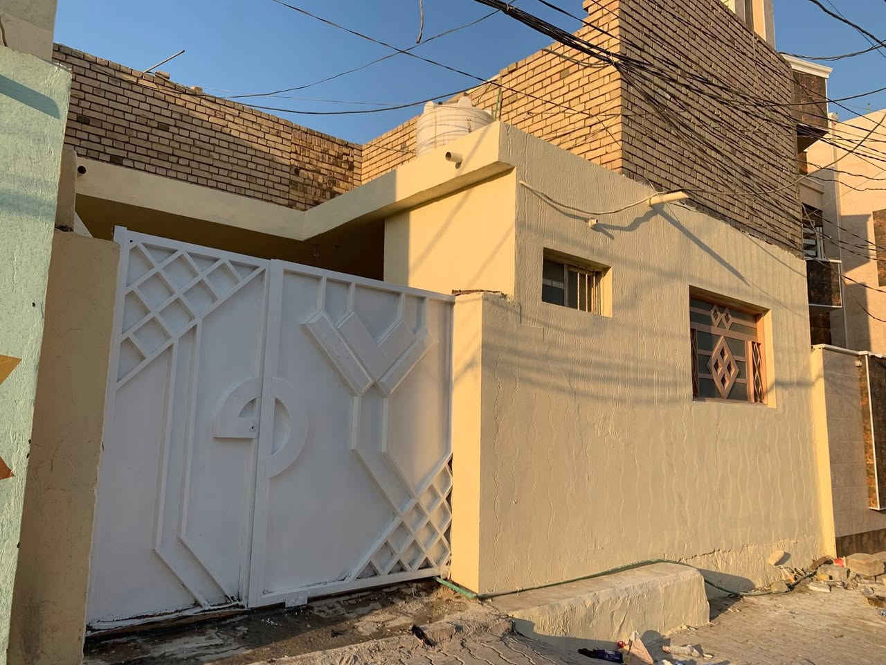 بيت للايجار حي الجامعة نظيف بناء ٢٠٠٨
المساحة  ١١٠ متر مربع طابق واحد ( استقبال ومطبخ وصاله وغرفة نوم وحمام داخلي وتواليت خارجية)
 (حي الجامعة منطقة ال ٣٠٠ شارع ١٥ كما موضح في الصوره)
الايجار 400 الف شهرياً
***********
