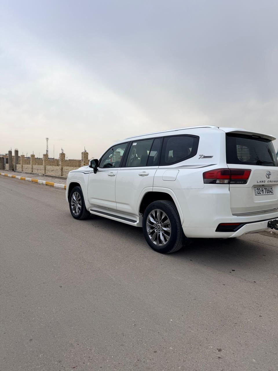 السلام عليكم للبيع لاندكروز موديل 2022  رقم أربيل الجديد بسمي تريد تحويل أو وكاله سياره مكفولة كفاله عامه من صبغ والتبديل وفتح. 
بصمه تشغيل
5بصمات ابواب 
فتحه سلايت
كشنات ثنين كهرباء ثلاث حركات 
زراكات
مري شفط
جنطه شفط
شاحن 
دبل ماوس
مثبت سرعه
سبعه راكب
ثلاث قطع تبريد
مطفايه حريق
محرك V6 تيون توربو 
8ايرباك
حساس امامي
حساس خلفي
تحكمات ستيرن كامله
كامرة دوارة
وباقي مواصفات 
 ماشيه.58)الف حقيقي
السعر645)ورقه $ وبيها مجال 
اللاستفسار اتصل على الرقم
 *********** مكاني الصويرة 
سياره مال بيت
