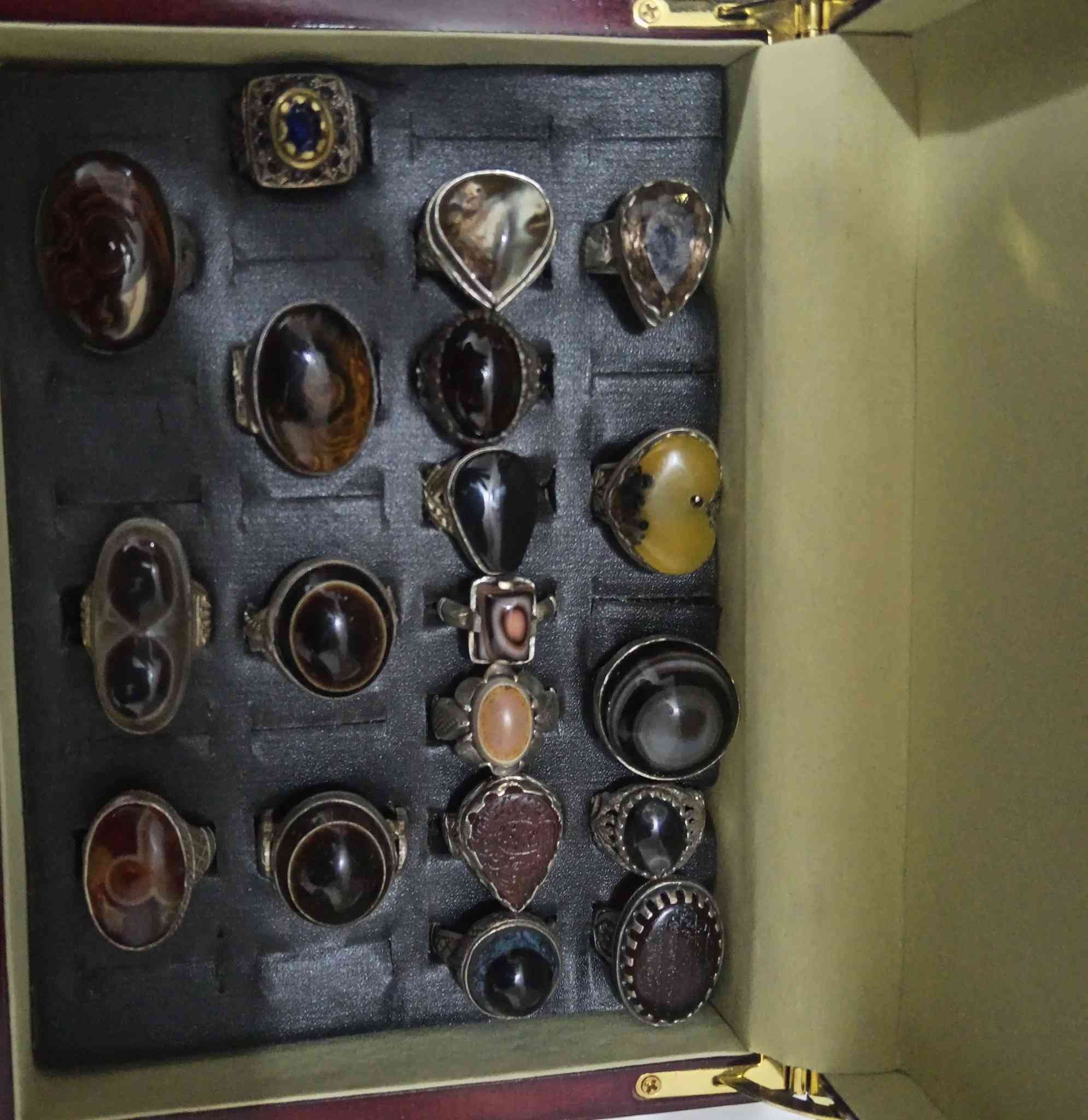 السلام عليكم محابس فضة ٩٢٥ كلهن حجار قديم ومرتب *********** بغداد حي التراث قرب تقاطع درويش
