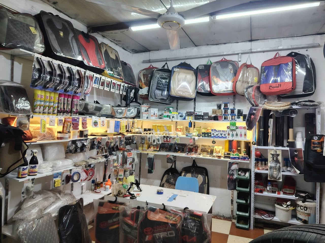 كماليات سيارات للبيع غراض المحل كله من السنك
بيع الأغراض والرفوف وبي غراض أمريكي جارجر أوباما 
***********
