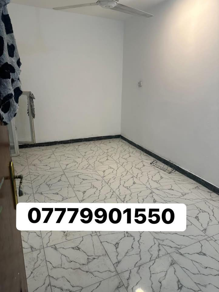 للايجار في السيدية 
خلف المصرف 
طابق اول مساحة ٢٠٠ متر معزول عزم تام 
يحتوي على غرفتين نوم صالة مطبخ خدمات 
للتواصل واتساب 
***********
