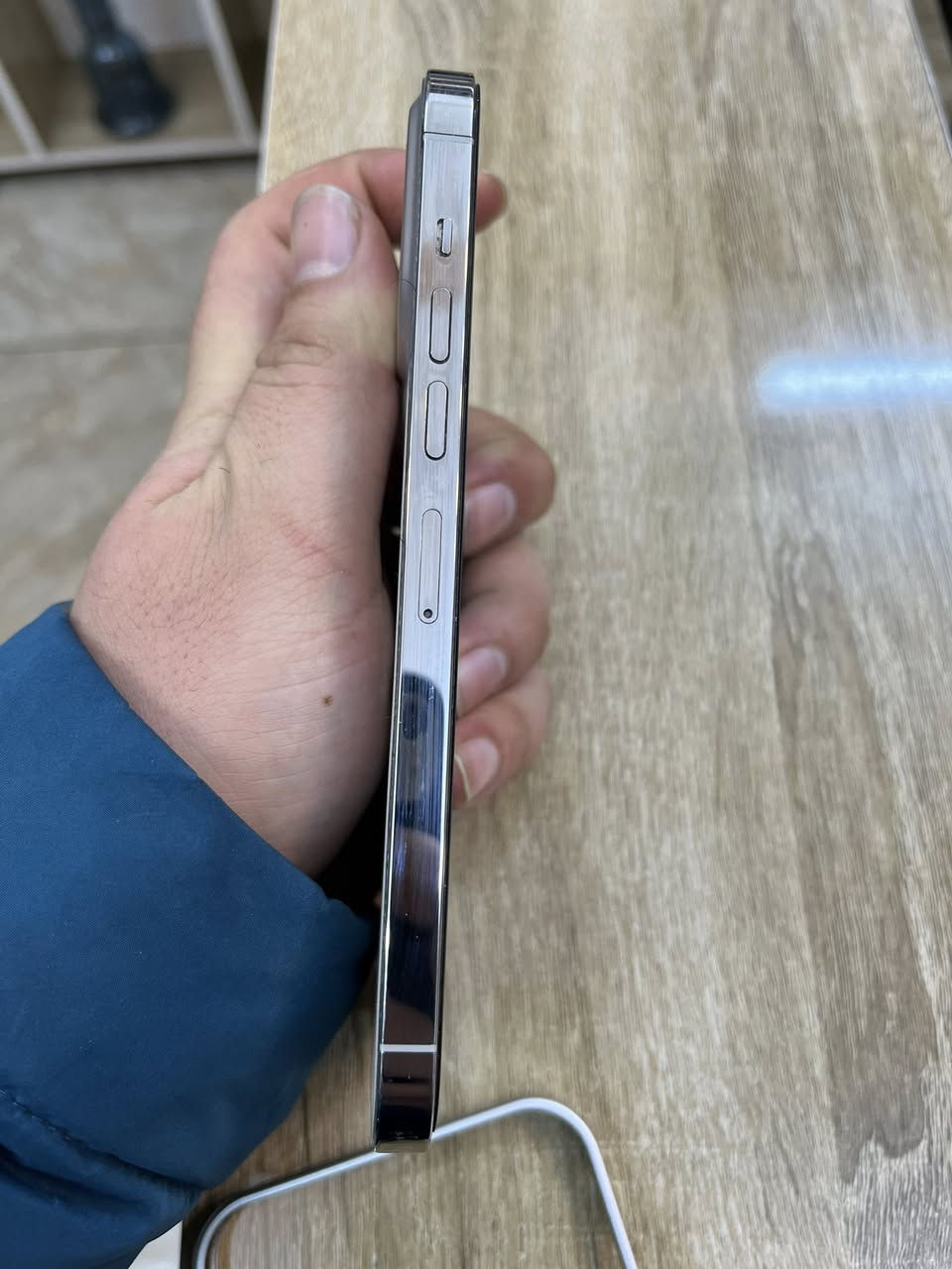 السلام عليكم
عندي ايفون ١٣برو ماكس ذاكره ٢٥٦ بطاريه ٩٢ مرفوعه 
لون ابيض فقط ضهر مفطر
بس مماثر ولا متاثرات كامرات وبي كفر ١٧ سلفر  بصمه وجه شغاله كلشي شغال حته ضمان انطي بي فقط شهر مفطر وكع مني وتفطر
سعره ٥٥٠ وبي مجال بصيط عنوان شعب قرب مكوى الخضراء 
***********
