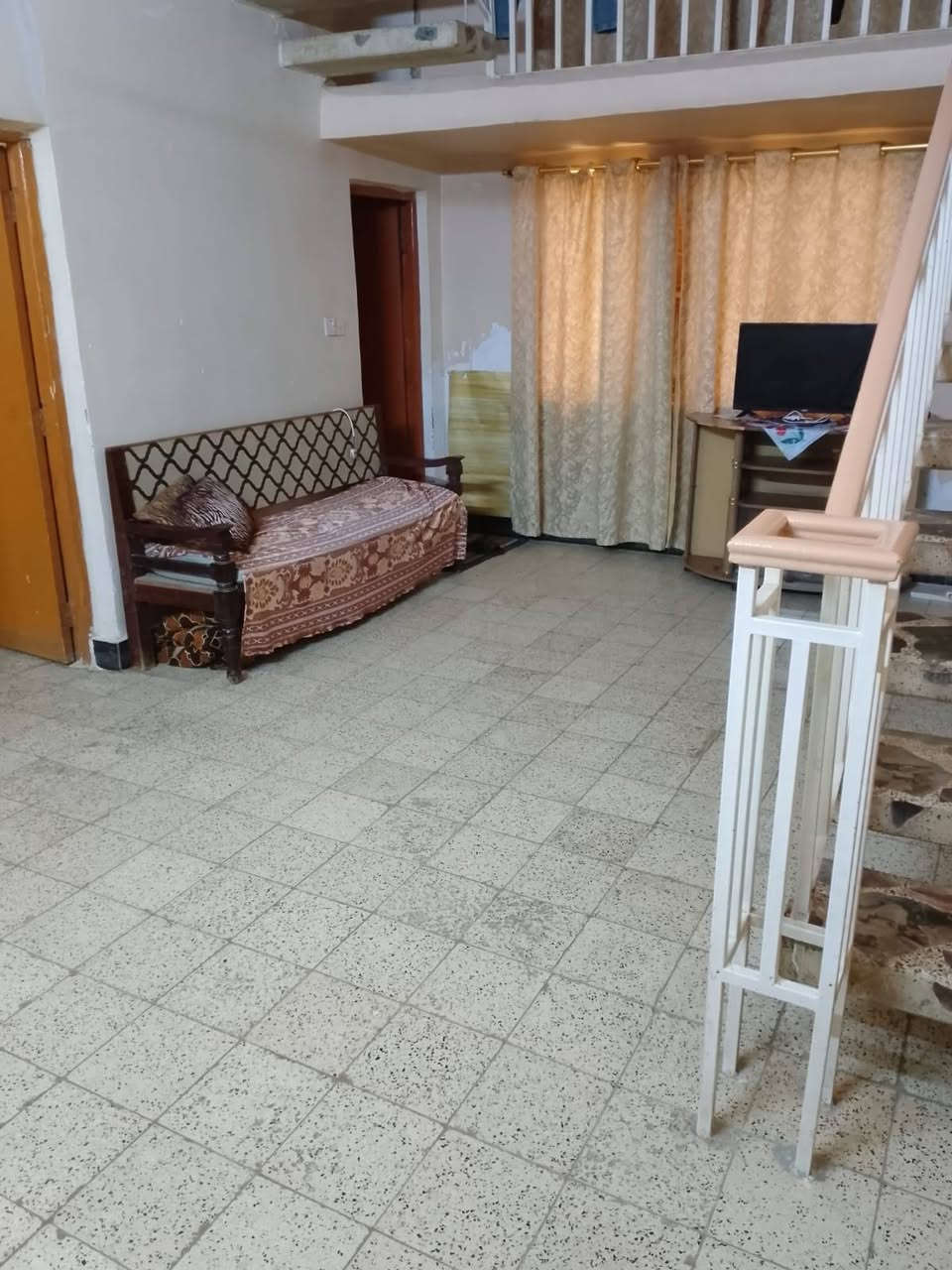 السلام عليكم بيت للبيع مساحه 300 متر بناء الثمانينات طابقين المرفقات ثلاث غرف نوم استقبال صاله هول مطبخ حمامين فوك وجوه كراج سياره يكفي سيارتين حديقه منور على داير البيت المنطقة حي المعلمين خلف مأكولات احمد ياسين شارع 8 كامل خدمات تبليط وماء ومجاري وكهرباء✅ سعر المتر 1 مليون دينار قابل للتفاوض الاتصال📞 على الرقم التالي👈🏻 ***********
