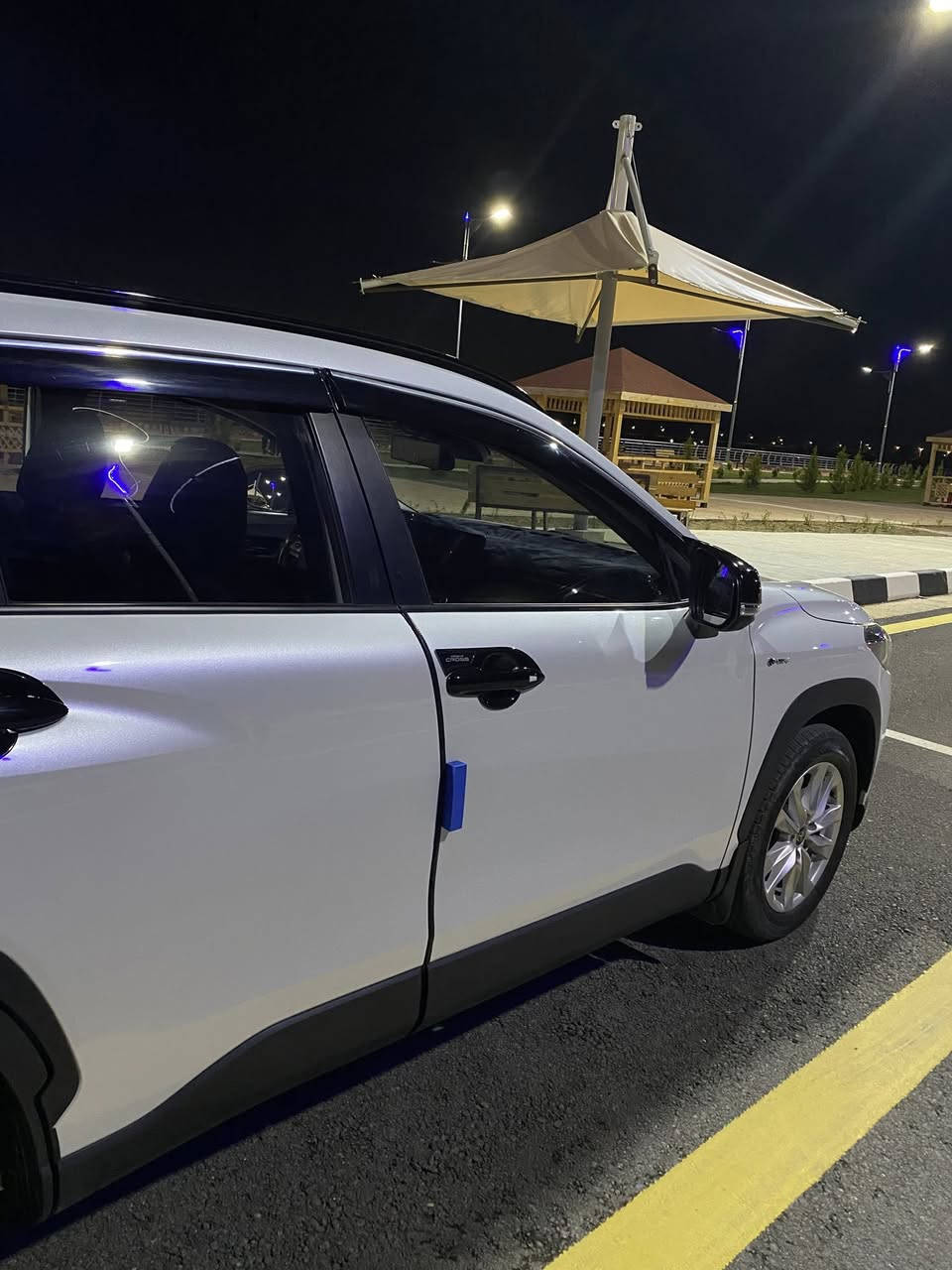 🚗 للبيع Toyota Corollar cross 2025 هايبرد
🌍 المدينة  الانبار 

• 🛣️ المسافة المقطوعة - ٣٠ الف كم

-------------------------------------

السعر 25مليون و500 الف مرقمه بغداد  

✅ المواصفات :

المحرك: 2.0 لتر 4 سلندر يعني 2000

اللون: أبيض

• محرك 2.0 لتر قوي واقتصادي

• ناقل حركة أوتوماتيك CVT

• نظام دفع أمامي FWD

• شاشة وسطية كبيرة تعمل باللمس

• Apple CarPlay & Android Auto

• عدادات رقمية

• كاميرا خلفية دواره مع الستيرو

• تشغيل بصمة + دخول ذكي

• مثبت سرعة

• نظام المحافظة على المسار

• تحذير من التصادم الأمامي

• نظام ABS + مانع انزلاق + ثبات إلكتروني

• مراقبة ضغط الإطارات

• وسائد هوائية متعددة

• مكيف أوتوماتيك

• مقاعد مريحة بتصميم عصري

• مصابيح LED أمامية وخلفية

• مساحة داخلية واسعة لـ 5 ركاب

. سبايدر اسود وحملات سقف

بدون صبغ او بارد 

***********
