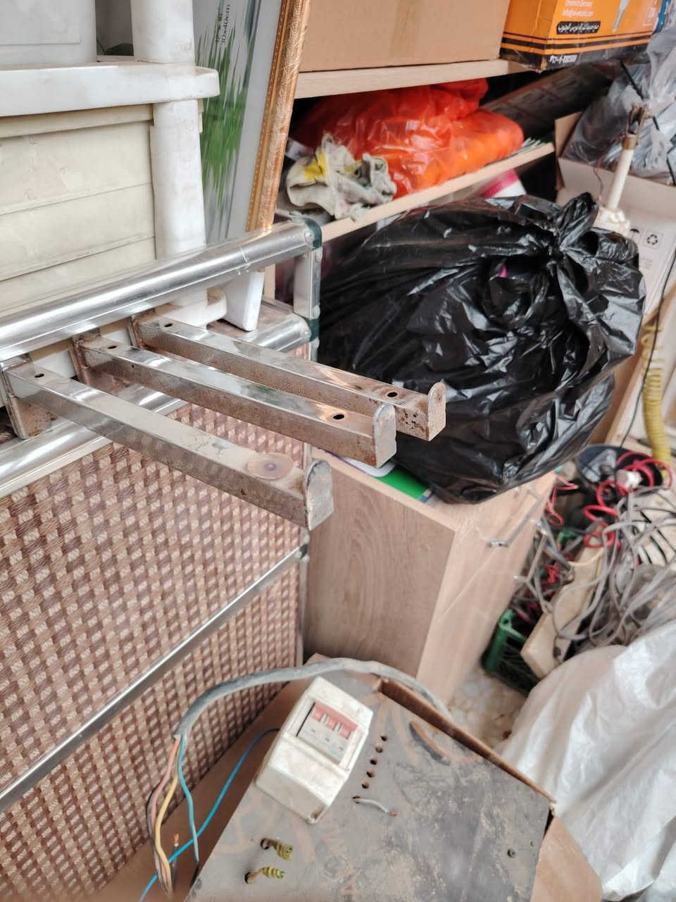 رفوف خشب تزكام مال محل للبيع انا مكلف بالنشر الشراي اتصل  ***********
