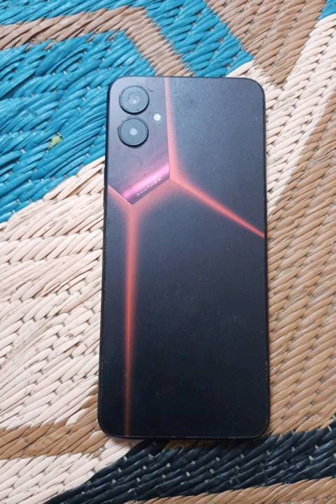 تكنو LG7n 
الذاكره ٢٥٦
السعر ٢٠٠ وبي مجال قليل