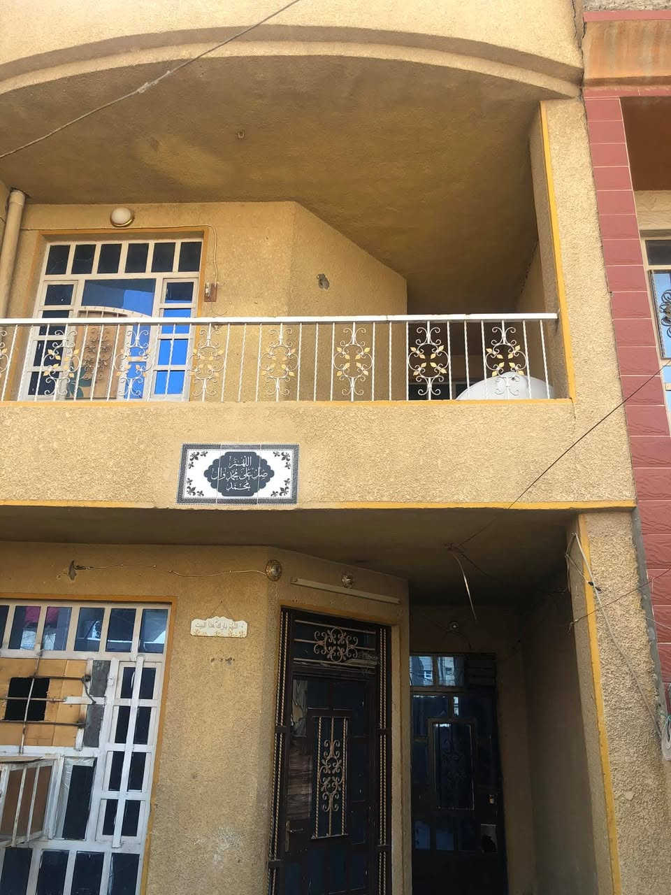 السلام عليكم يوجد دار في المواصلات الجديدة بالقرب من مدرسة كنانة المساحة 100 متر مدخلين يحتوي الطابق الارضي كراج وغرفة نوم ومطبخ وحمام وتواليت وتواليت خارجية والطابق الثاني غرفة نوم ومخزن وبلكونة السعر 450 الف الاتصال ***********  و ***********
