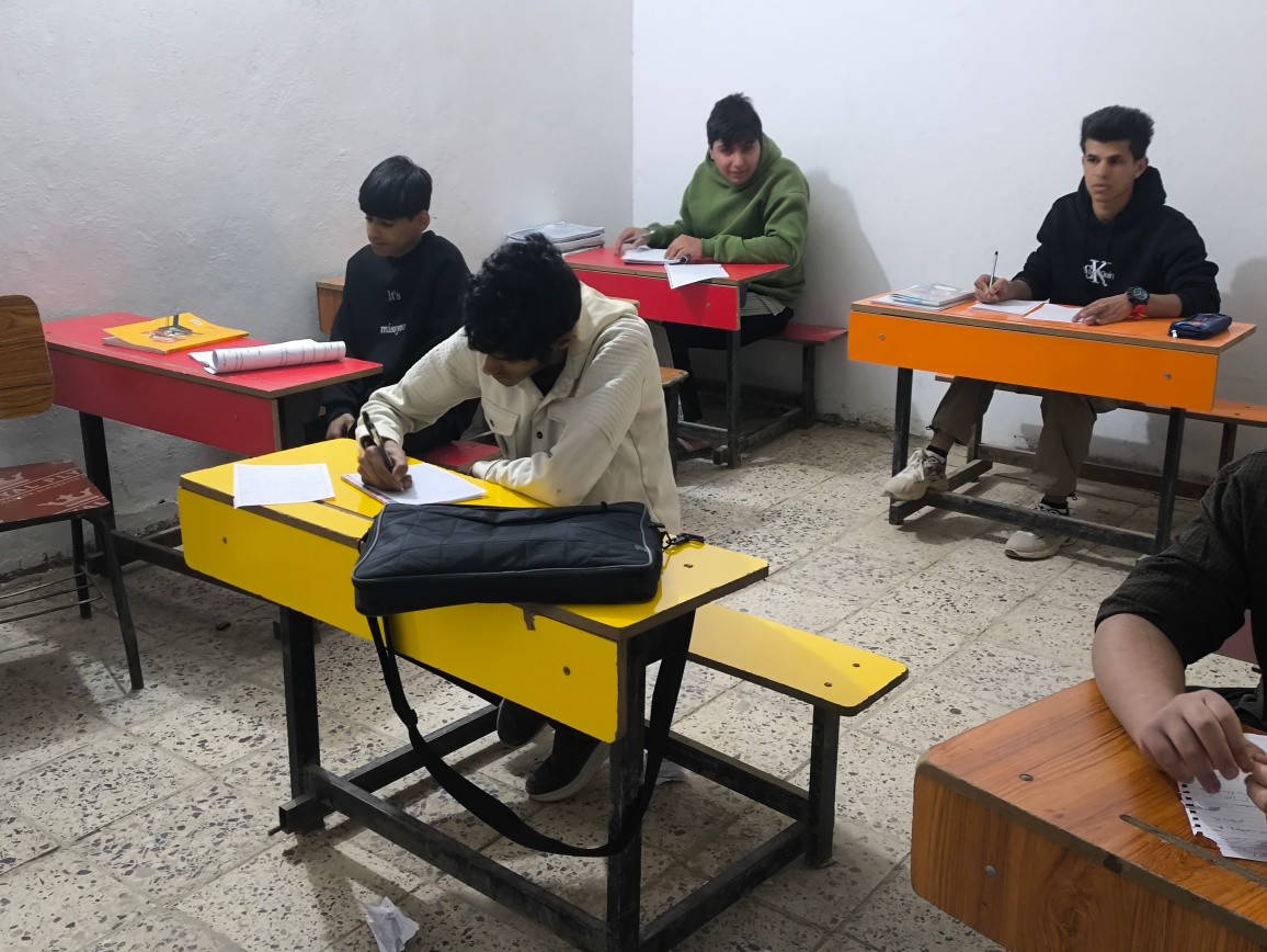 جانب من امتحان الفيزياء للصف الثالث المتوسط تحت إشراف الأستاذ سعد نعيم في مركز النجاح والمستقبل مقابل التربية الأساسية بالضبط صيدا القديمة للاستفسار 
***********
