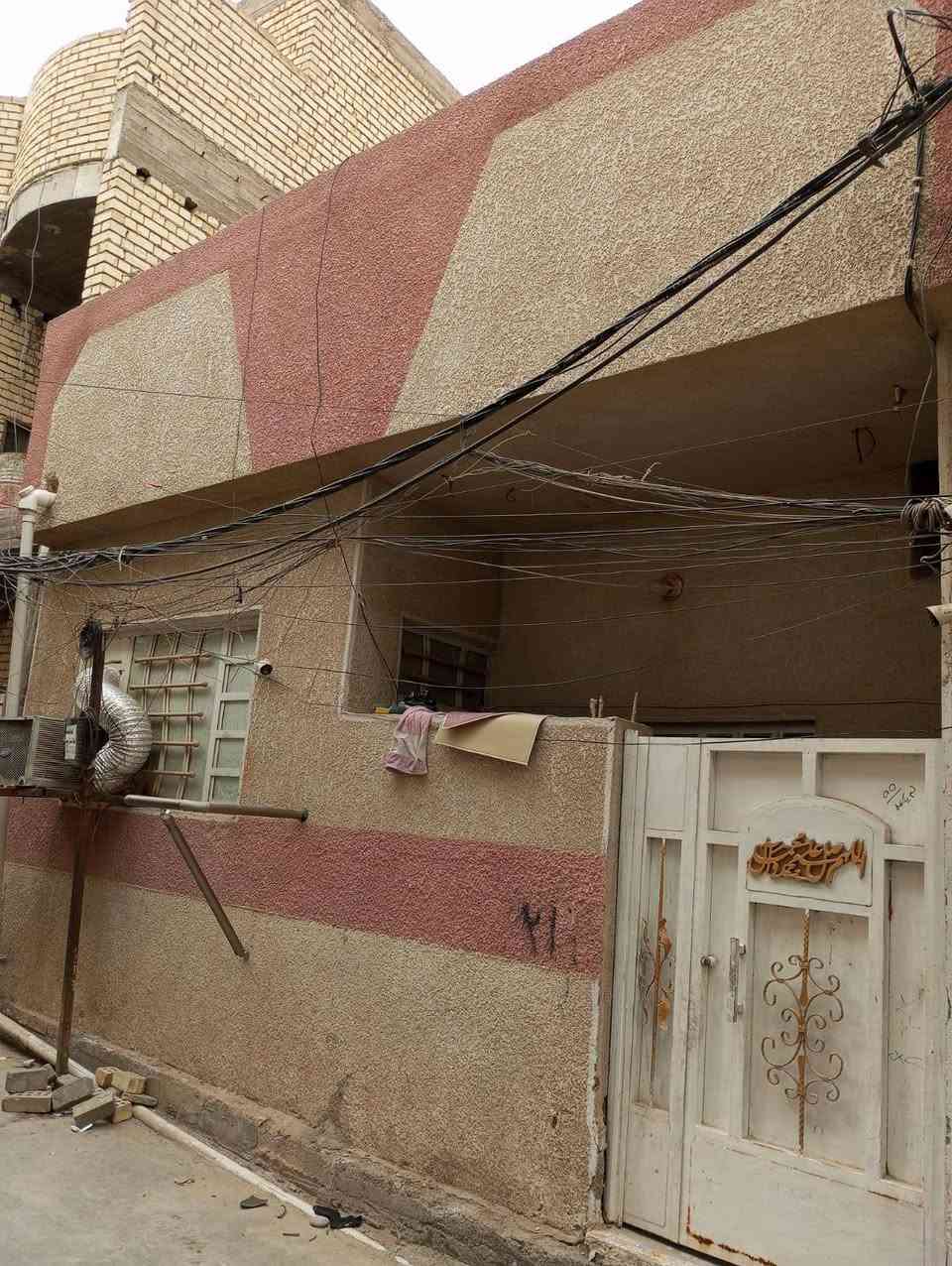 السلام عليكم تعلن شركة الجبوري للعقار والمقاولات العامه عن بيع دار ملك صرف زراعي سند 25 في منطقة الكريعات شارع هيثم الاحداد بناء نضيف
1 المساحة 64 متررر 
2 الواجه 6 متررر 
3 النزال 10 مترررر و75 سانتيم 
4 عرض الشارع 4 مترر 
5 السعر 85 مليون وبي مجال 
يتكون من طابق واحد 
طرمه وصاله ومطبخ وحولي وغرفة نوم وخدمات ومنور وبيتونه وسطح 
عنوان الشركة الكريعات الكويتي شارع حسينية ابي تراب قرب فلكة القرغولي استفسار اتصال على الارقام التاليه 
*********** أبو صكر الجبوري 
***********
