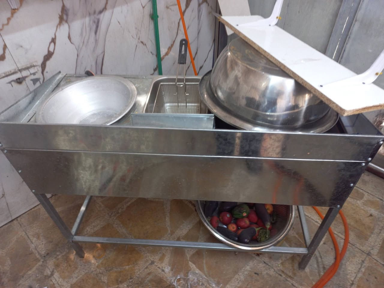 غراض مطعم للبيع
براد مقبلات ١٦ بلانك استيل اصلى
مجمدة مترو عشرة 
كريل و قلاية و فلافل جديد
ميز دخل 
بغداد بتاوين  ***********
***********
