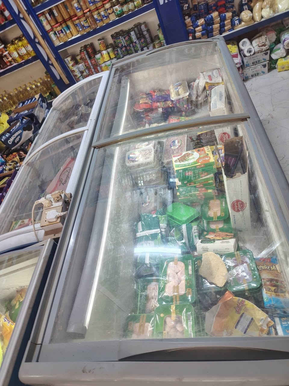 مجمدة للبيع طول 2متر ولعرض 1متر شغالة ونضيفة شوفت عينك الغراض البيهة الاستفسار ***********
