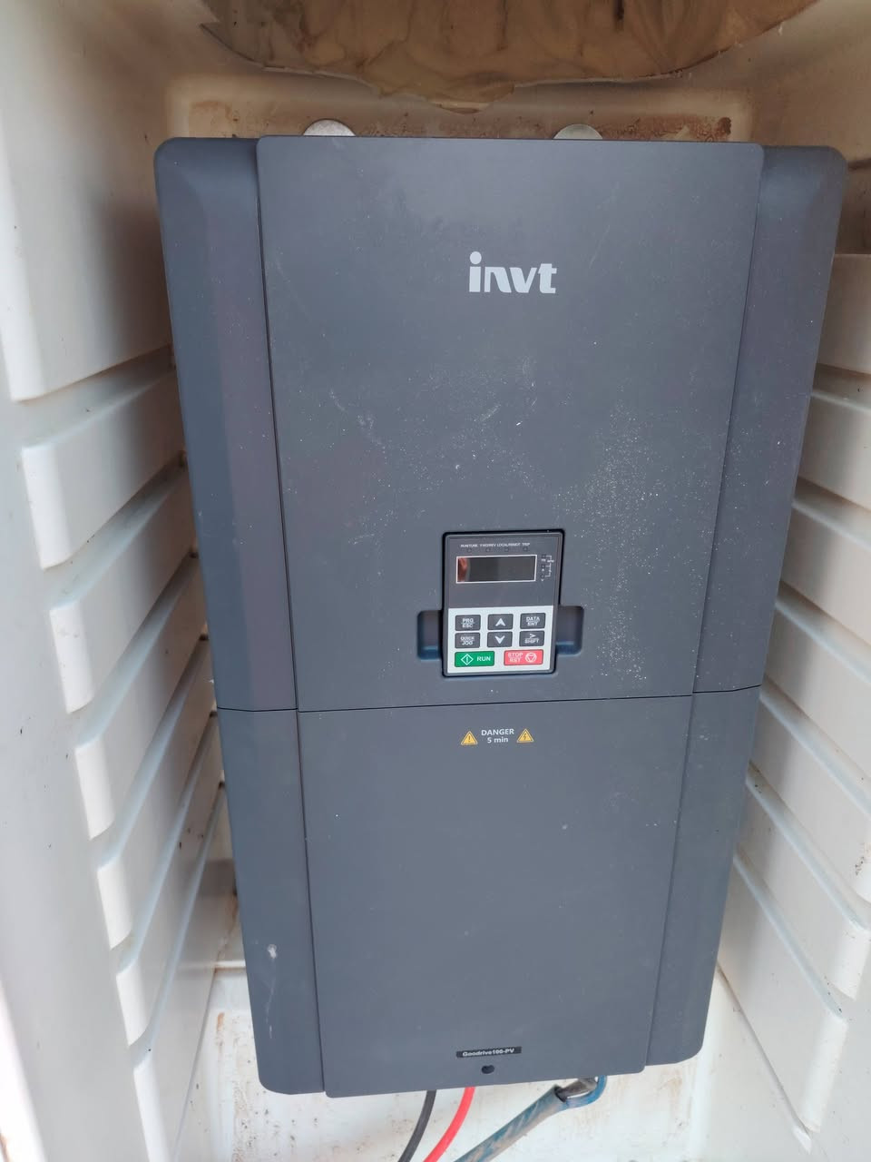 بفضل الله تم تنصيب منظومة شمسية لغطاس زراعي بقدرة 40حصان
للفلاح  /( الاخ#فيصل_رعد_بكر ) 
الموقع  - الرياض/  -#السلماني

تتكون المنظومة من
🟢75 لوح لونجي وجهين  بقدرة #615w عالية الكفائة، (بضمان 15سنة) 
🔵انفيرتر زراعي   #invt_55kw عالي الكفاءة  بقدرة74 حصان  (ضمان 1سنة)
🟤حديد مغلون بسمك 1.5mm
🔴مع كافة الملحقات والتوصيلات

📍#كركوك -ناحية الرياض-السوق الكبير- مجاور  جملة  وسام المجبل    

       م. ايمن ابراهيم العبيدي         ***********              
                                                                        
       م.علاء خماس العبيدي          ***********                                       
                                                                       
   📍 #موصل - الساحل الايمن -شارع النبي شيت

       م.حذيفة سيف الدين العباسي    ***********

       م.احمد جمال اللويزي.              ***********
#الشرقي_لطاقة_الشمسية_والاجهزة_الالكترونية
