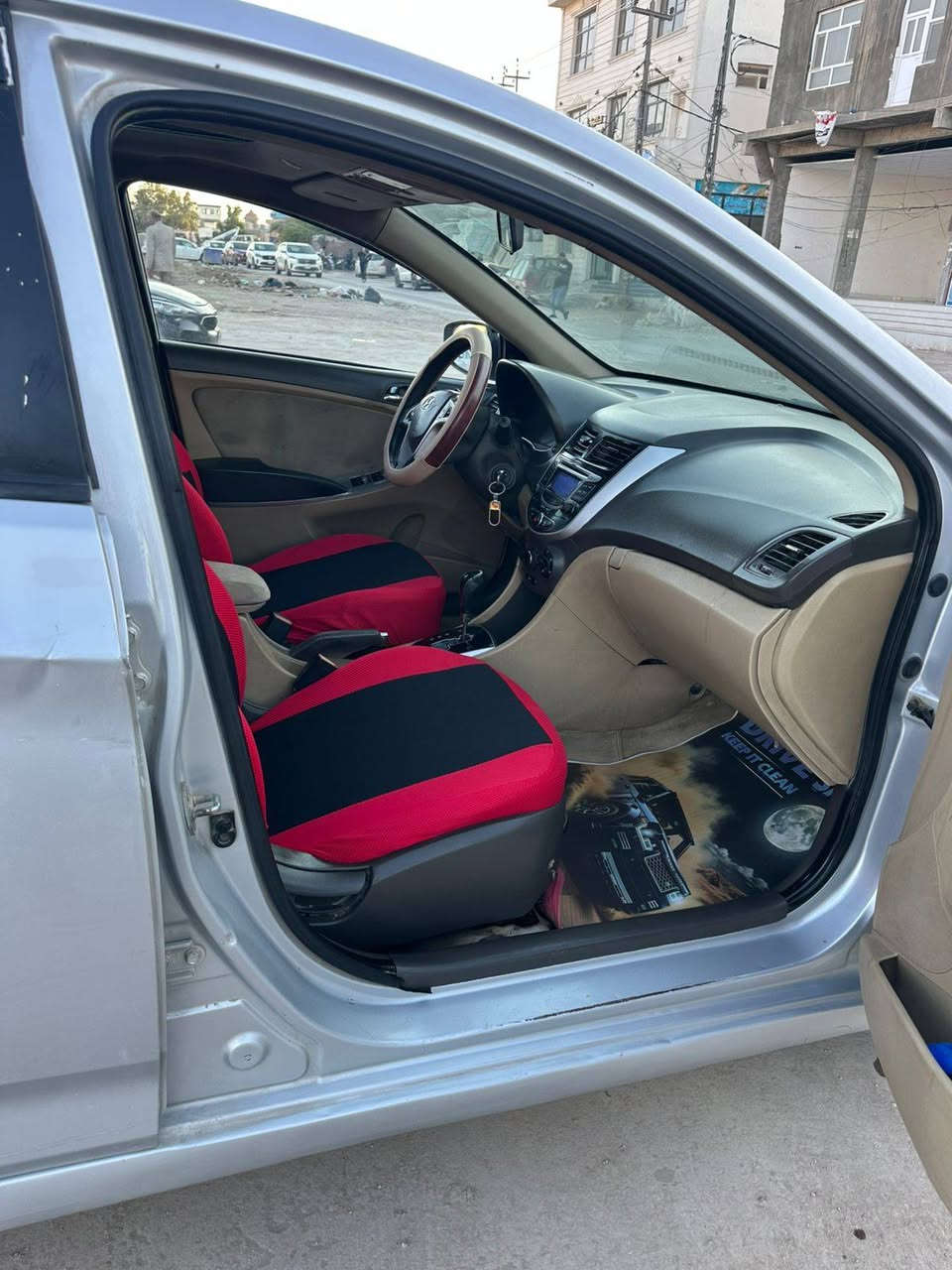 السلام عليكم 
اكسنت خليجي فول موصفات لون رصاصي موديل 2015  رقم واسط لوحات انكليزي تحويل مباشر  
__________ 
مكينه ١٦٠٠ قطرتين دوش المرغوب تبريد ثلج 
مكفوله من الضربه والحادث فقط رش ٣ قطع اثر دحجات  تخم تاير جديد حداديه جديده 
------------السعر ٨٥ 
العنوان الديوانيه مركز ***********
