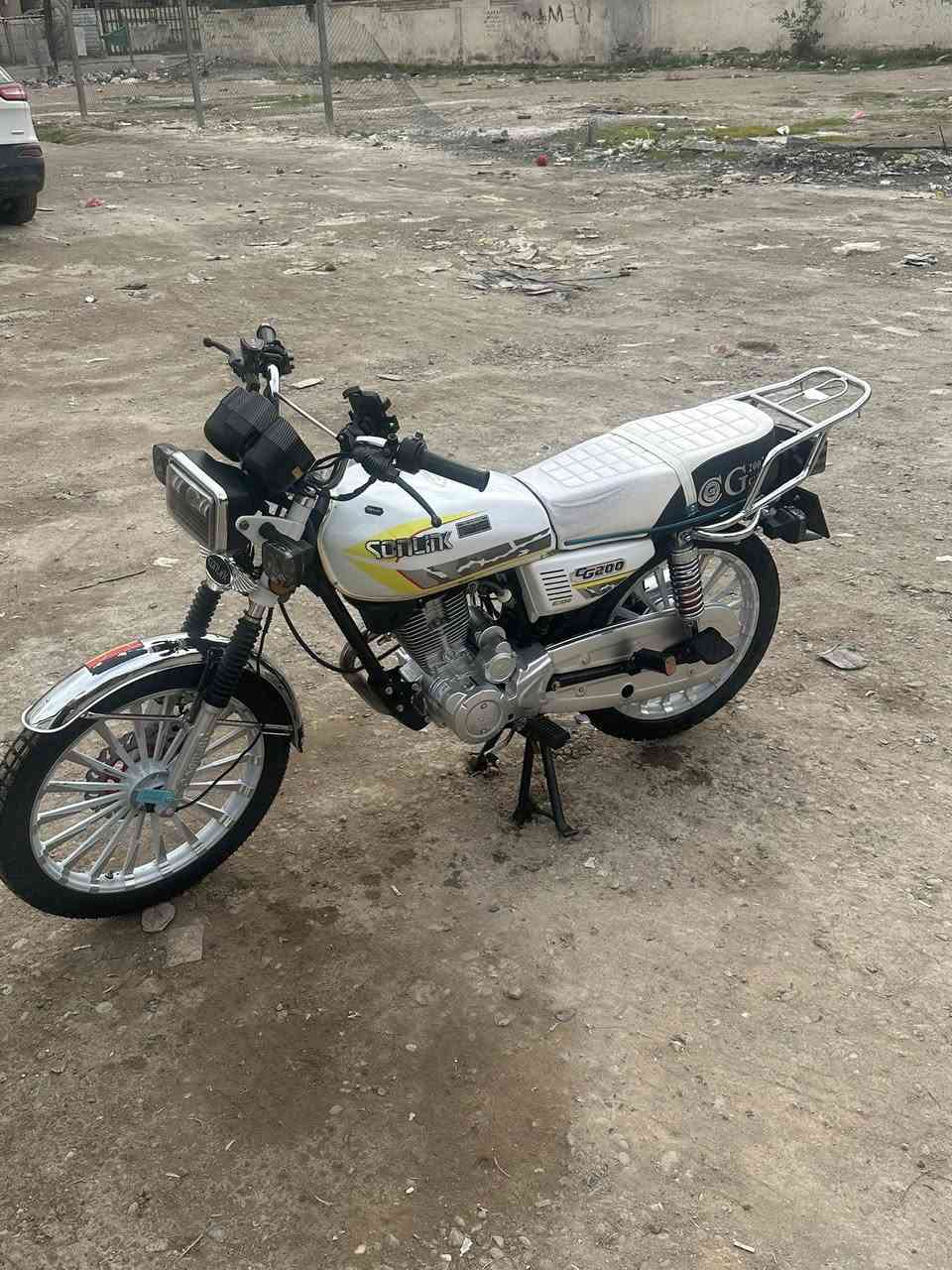 السلام عليكم للبيع سلونك موديل 2025 محرك 200s صالهة شهرين من طالعة من المعرض بيهة بصمتين السعر 800 وبيهة مجال بسيط المكان بغداد الغزالية ***********
