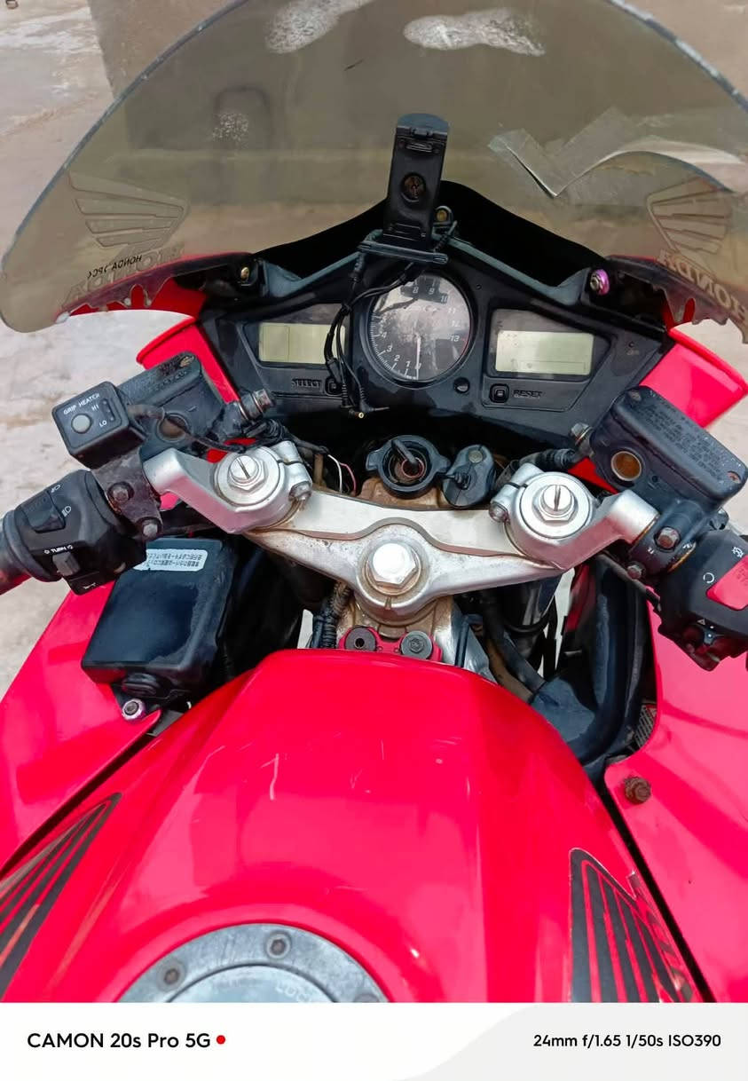 السلام عليكم دراجه VFR800 
حجم المكينه 800 
اوراق مكمركه 
الدراجه بيه صوت مكينه ابيعلك طافيه ( كوم حديد) 
بس دراجه تشتغل
فيت بم جديد
بلكلات جدد 
صدر امامي نضيف 
تايرات جدد
دبلات كله شغاله 
كهربائيان كله شغاله
مكان الدراجه بابل حله ( سعره 10 اوراق ) 
رقمي ***********
