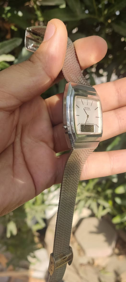 ساعة كوارتز ريكو  قديم (Vintage) ⌚
ياباني الصنع 🇯🇵🇯🇵 يعمل بنظام عرض تناظري ورقمي (Ana-Digi). 

تفاصيل الساعة💎

العلامة التجارية: ريكو (Ricoh).
الحركة: كوارتز، اليابان.
الميزات: تتميز بوظائف التنبيه (Alarm)، وعرض اليوم والتاريخ، وكرونوغراف.
المادة: مصنوعة من الفولاذ المقاوم للصدأ بالكامل.
الحالة: الساعه مستعملة وبحالة جيدة وتعمل بشكل كامل. 

السعر 85 
يوجد توصيل لجميع المحافظات العراقية 💜


**إذا كنت صاحب هذا الإعلان وتريد حذفه لأي سبب، رجاءا أرسل رسالة إلى الدعم الفني**