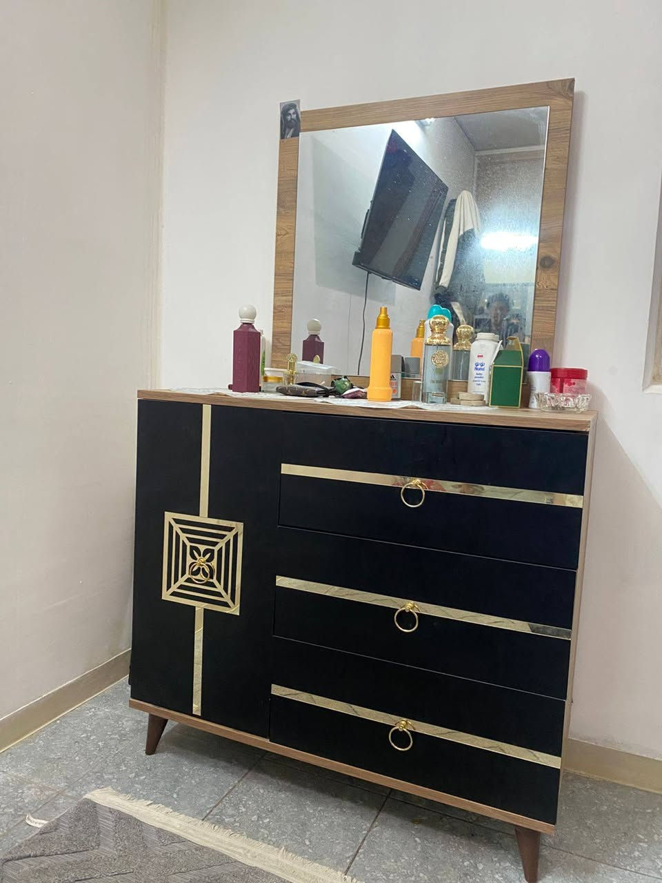 مرحبا ..
كاونتر hdf مرمر طبيعي نظيف جداً بدون أي ضرر يرهم لشقه 120 غربي 
غرفه نوم 5 قطع نظيفة جداً بدون أي ضرر الاستفسار خاص 
*********** واتس
