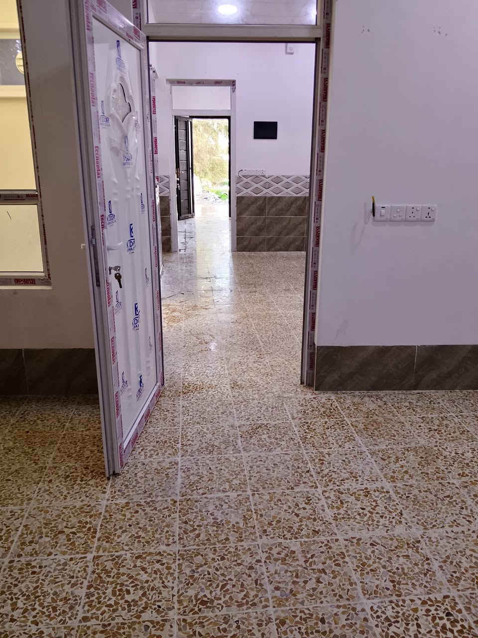 سلام عليكم شقه طابق أرضي لليجار مساحة 100 متر مقابيل كليه حدباء بحي وحده بيت حديد  زيرو لاستفسار اكتر هدا رقمي ***********
