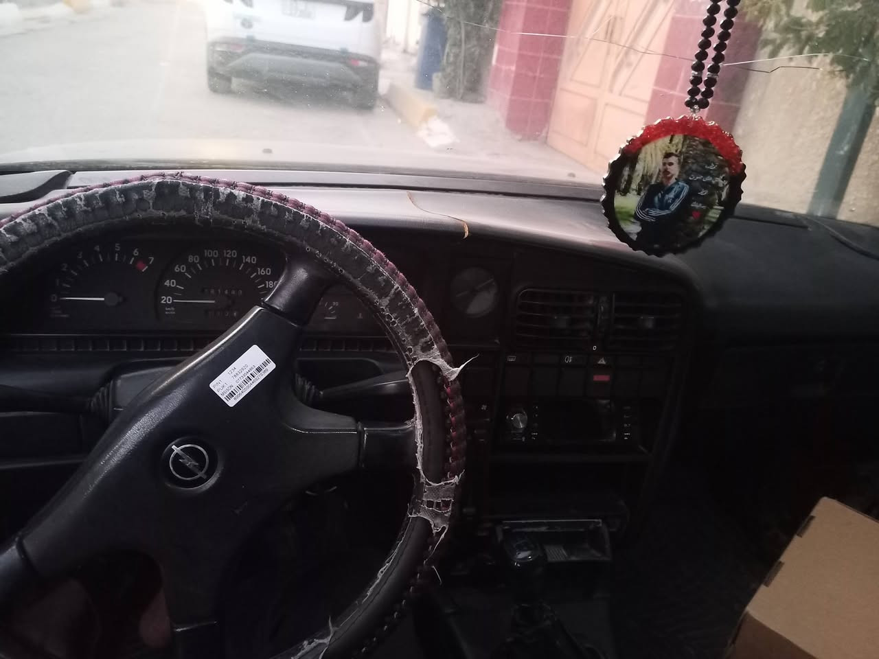 اوبل ستيشن موديل  1993  سياره  كير عادي رقم انكليزي  هزه جديد إلى 2031 تحو مباشر محرك الفين /// السعر 31 وبيه مجال قليل حك الجيه / ***********
