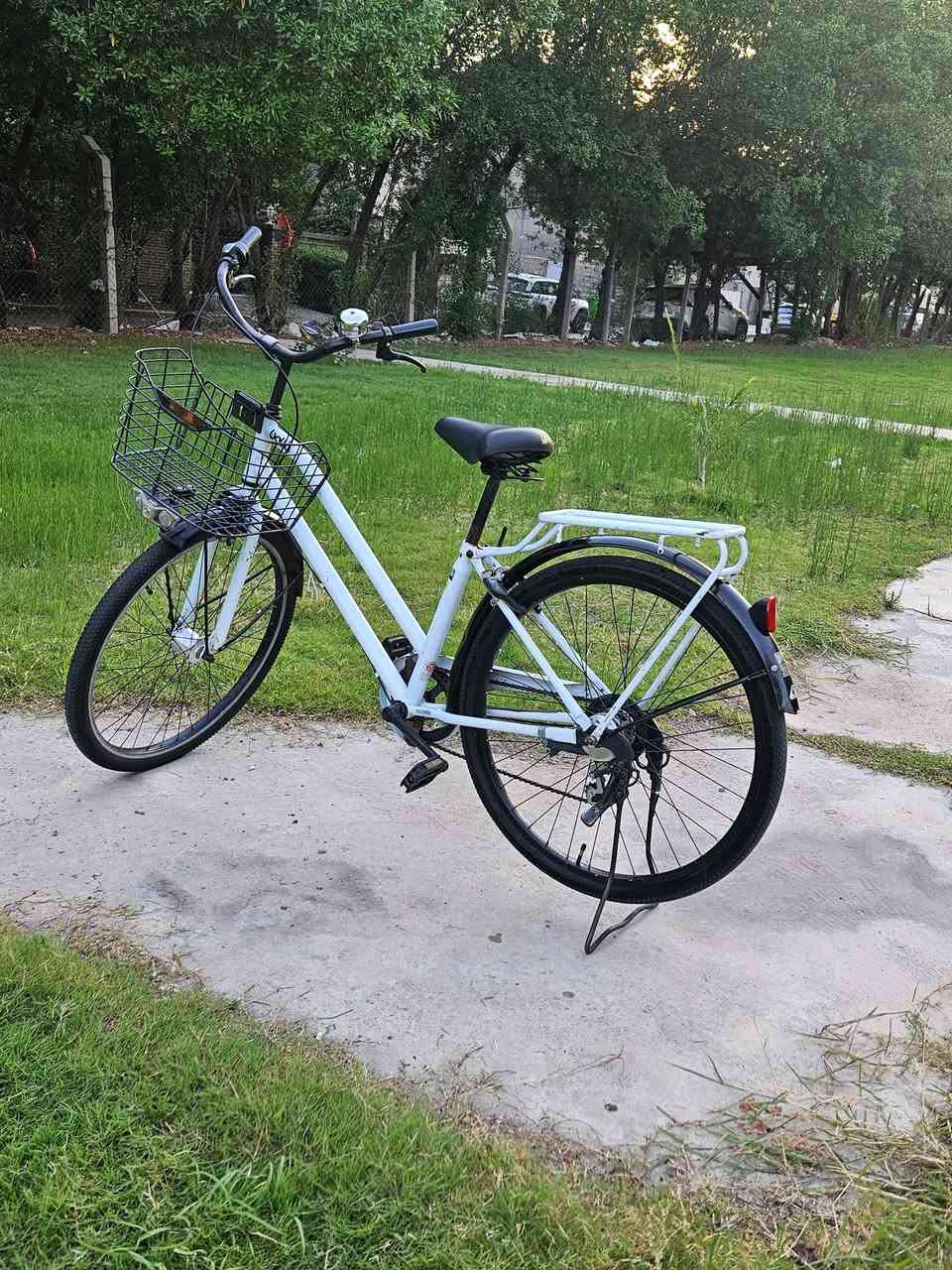 للبيع: دراجة Bella اليابانية المواصفات (حجم كبير) 🚲✨إلى الذين يبحثون عن دراجة مريحة وعملية للتنقل اليومي والتسوق 🛒، متوفرة الآن دراجة (بطة) بنظافة ممتازة ومواصفات بلادية كاملة 💯.المواصفات الفنية:⚙️
الحجم📐: 27.5 (حجم كبير ومريح جداً في المشي، يقطع مسافات بمجهود أقل 💨)
.نظام السرعات⚙️: سيستم شيمانو (Shimano) أصلي بالكامل، تبديل نمر سلس واعتمادية عالية 🔝
.المنظومة الكهربائية💡: لايت حساس أوتوماتيكي مع دينمو بلادي من شركة بناسونيك (Panasonic) يشتغل ذاتياً أثناء الحركة 🔋
.الملحقات🎒: سلة أمامية كبيرة جداً ومقاومة لحمل الأغراض 🧺، مع رف أمتعة خلفي (سيباية) مدمج وجاملغات بلادية لحماية العجلات 
🛡️.التصميم🎨: هيكل انسيابي ومريح باللون الأبيض المميز ⚪، يوفر راحة تامة أثناء الركوب والنزول المتكرر
.الستاند⚓: مسند ثنائي عريض يضمن ثبات الدراجة تماماً عند الوقوف 🛠️.الدراجة جاهزة للاستخدام ومثالية للمناطق السكنية. 
المكان📍: [ بغداد]
للتواصل📞: [*********** ]. ما متوفر ماسنجر
