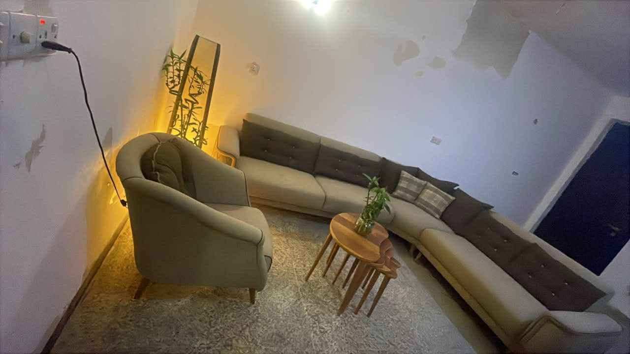 تخم 8 مقاعد 
***********
جديد ونظيف قليل مستعمل 
قياسه مترتين ونص X ثلاثة امتار
السعر 700 بغداد, العراق
