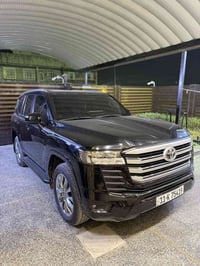 للبيع لاندكروزر موديل 2022 ساز اصلي رقم بغداد ب اسمي ماشي 49 الف حقيقي...