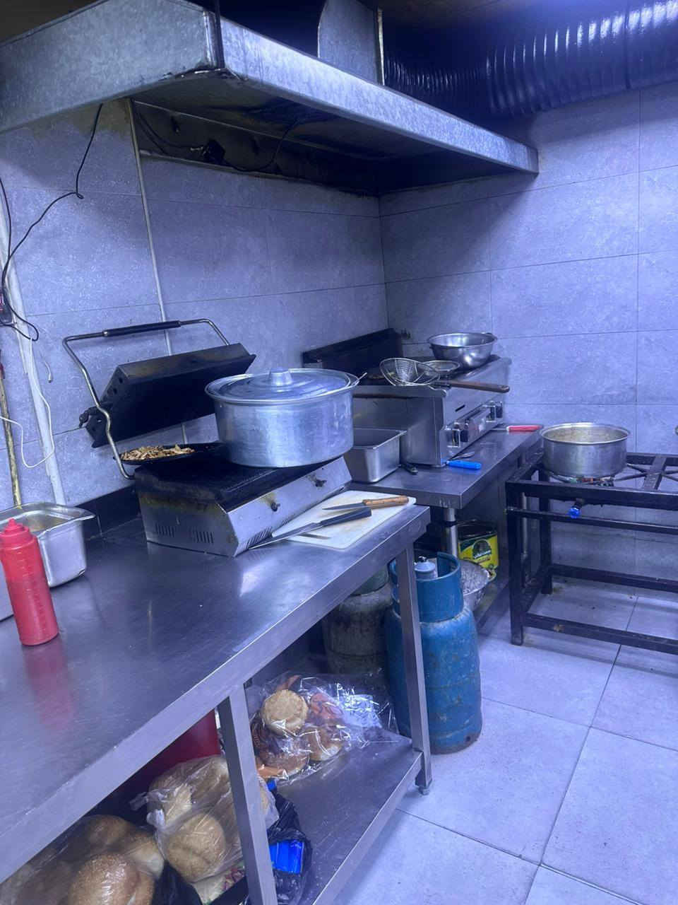 س
غراض مطعم للبيع كلمن وسعره
للاستفسار
***********
