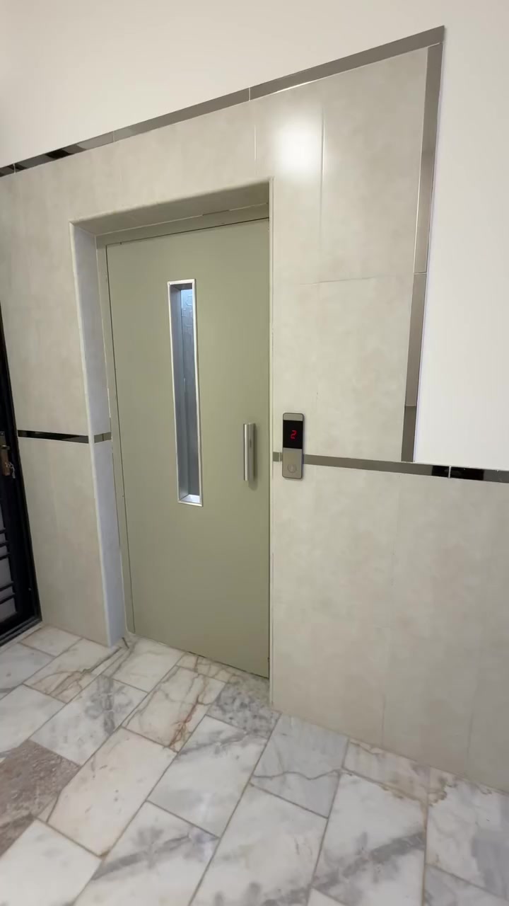 شقه للأيجار تحتوي على غرفه وصاله ومطبخ وخدمات وبالكون البنايه حديثه وتحتوي على مصعد ٢٤ ساعه الموقع الدوره ابو طياره شارع جامع الهادي البشير 
للإستفسار ***********
