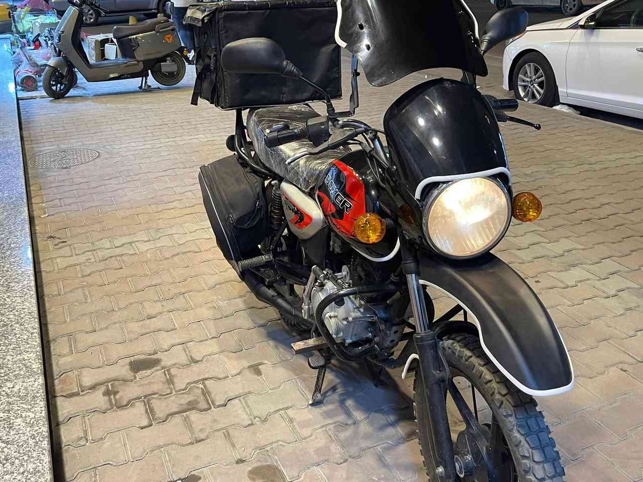 بوكسر 22 طالعة بل23 شهر 10 كفالة مكينة وكير وشاصي لا تبخير ولا نضوح كهربائيات كاملة اوراق ضايعة اكفلها سرقة  وعشاير واتكاتب وياك دراجة مكينة خرسة ناعمة كلش متسمع صوتها صارلي اقل اسبوع جفتت شركة وشغل مضبوط وطستها متحس بيها دبلات جدد وبيها استاند مال موبايل ابو العنكبوت قوي ميوكع الموبايل ومرايات ولايت مرتب عالي ناصي و جامة ABK كدامكم واضحة بريكات امامي خلفي كاملات بختصار دراجة ربع متصرف عليها كاملة مكملة من كلشي واعرف ولد معقب يطلعلك اوراقها الاصلية السعر (950) بيها مجال بسيط مكاني بغداد جديده رقمي ***********
