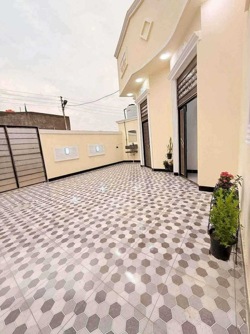 السلام عليكم بيت حديث للبيع 

#مساحه::210متر

#العنوان::البصرة أبو الخصيب منطقة كوت ثويني يم جامع تقوة 

#جنس_العقار::طابو مالك صرف زراعي باسم عراقي سند 25 وكاله ونسخه من الطابو ومكاتبة 

#يحتوي البيت على غرفتين٢ منام 
وديوانية 
وصالة ومطبخ 
وصحيات داخلية وخارجية 

شارع 10م
بناء بلوك 
جميع الخدمات متوفرة ماء كهرباء مدارس نت كلشي قريب على 
#السعر((120مليون وبي مجال ))
#اللاستفسار::*********** البصرة, العراق
