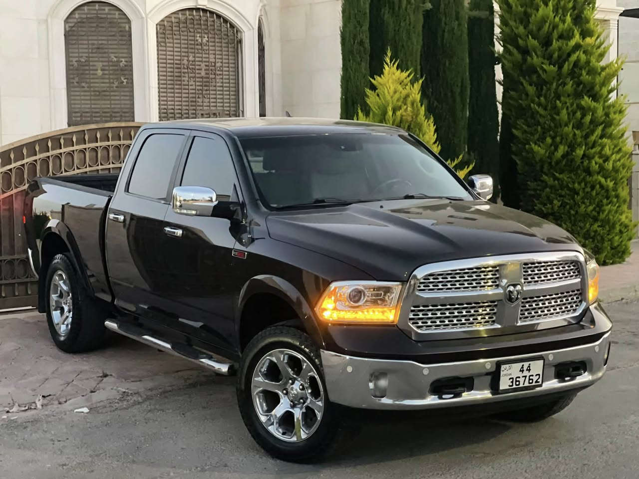 ‏  DODGE RAM 1500 laramie  Eco diesel RAM
دودج رام لارمي فحص كامل كرت ابيض 

•دودج رام 1500

عداد قليل 150 الف مايل 

• السنة: 2016 

• الفئة: لارمي laramie 

• المحرك: 3.0L V6 إيكو ديزل – قوة واقتصاد في استهلاك الوقود

• نوع الدفع: دفع رباعي (4x4) 4 وضعيات

• ناقل الحركة: أوتوماتيك 8 سرعات

• اللون الخارجي: بني ميتاليك  مميز جداً 

• اللون الداخلي: جلد بيج  فاخر مع تطعيمات خشب طبيعي باللون البني 

• الفحص: فحص كامل 

الإضافات والمواصفات:

• تشغيل بصمة + دخول ذكي

فتحة قناص

غرفة لون بيج وبني مميزة وكاالة

• شاشة كبيرة لمس (نظام Uconnect)

• كاميرا خلفية

• تبريد وتسخين المقاعد الأمامية + تسخين المقاعد الخلفية

• تسخين عجلة القيادة

• مقاعد جلد فاخرة قابلة للتعديل كهربائياً مع ذاكرة

• مكيف لمس Dual Zone أمامي + فتحات تكييف خلفية

• نظام ملاحة GPS مدمج

• نظام صوتي Alpine فاخر مع سبووفر

• مرآيا كهربائية قابلة للطي مع تسخين 

• تحكم من المقود - مثبت سرعة - تحكم بالصوت والميديا

• كشافات أمامية زينون + أنوار نهارية ليد + إنارة خلفية LED

• جنوط وكالة 20 إنش كروم

طارة جلد – تعتيم تلقائي للمرايا – حساسات مطر وإنارة

• سعة تخزين كبيرة داخلية 

مالك اول من الحرة  

السعر : 16750 دينار 

  للاستفسار على الرقم : 
0799844732


**إذا كنت صاحب هذا الإعلان وتريد حذفه لأي سبب، رجاءا أرسل رسالة إلى الدعم الفني**