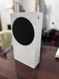 اكس بوكس سيريس للبيع ذاكرة 512مع يدة واحد وكامل محقات خليجي عربي للتوا...