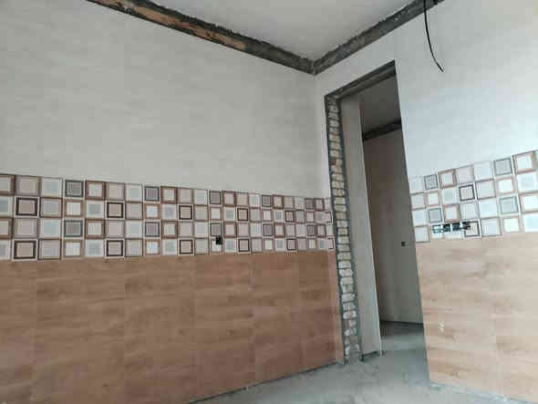 السلام عليكم... يرجى. فتح كل الصور 
الى اصحاب العقول التجارية والاستثمار عررض خاص. دااار للبيع طابووووو زراعي مكان مميز جدا جدا وقريب جدا جدا من الشارع العام. مجاور الغانمي ابو الشيش. وبحانب القاعة. مقابل السدة الحديد... الدار على قيد الانجاز...... شنو يحب المشتري. 1.ينباااع نقد. 
2.ينباع قسط... ايضا على مكانه او استلام 🔑مفتاح. 
3.ينباع.... مراوس بدار بحي المعلمين. وفرق على الطرفين ان و جد... يدلل المشتري..... 
مساحه الدار الكلية 1000متر... تحت البناء 400متر... متكون من اربع غرف نوم واستقبال ومطبخ.حار وبارد..
 مفتوح وصالة... وحديقة ايضا ومحرم امام الدار للسكة وتجي وشوف بنفسك وحاليا فارغ.... السعر 165مليون تسلم مفتاح بيدك 
اتحب انت تكمل الدار 150مليون. وبي مجال 
... شنو اتحب يدللون علينا.... اي استفسار اتصل ***********
***********،
لسنا الوحدين ولكننا الافضل
