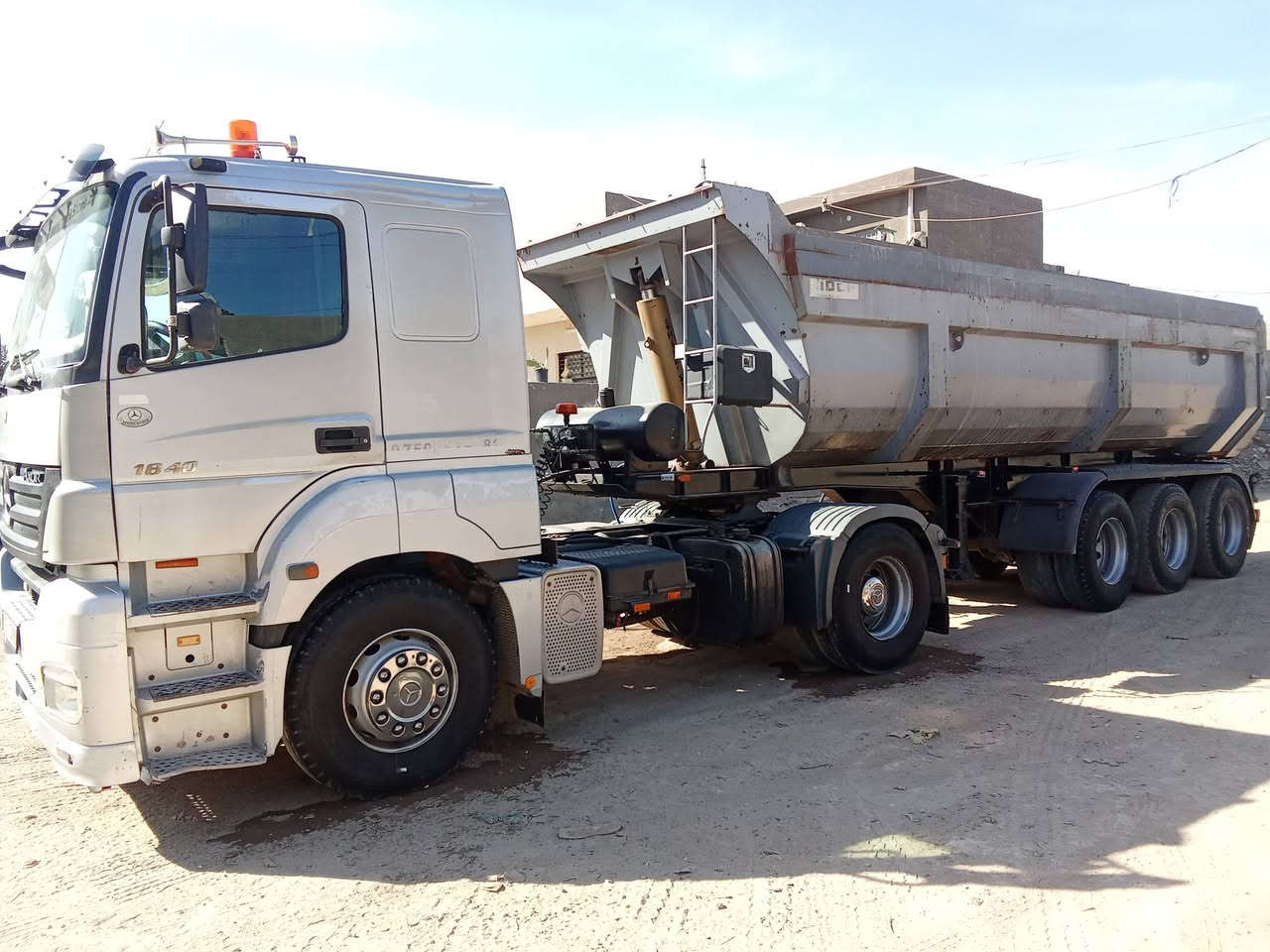 السلام عليكم
للبيع اكسور موديل 2005 حجم 1840سنويه جديد باسمي لحد 31 مربوطه 3 لوحات مكينه لاصرف لا بخار كير عادي اكسل شرط تخم تاير راس او عربانه 
عربانه بابان جديده ذرعه 23متر دناكير 14 اثنين سبرنك او واحد تعليك سياره كامله 
الاستفسار عن 
 ***********
***********
