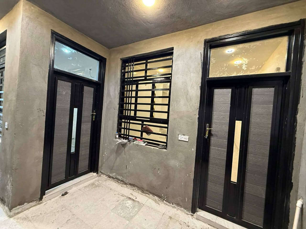 يوجد دار الايجار 
مساحته 105متر 
العنوان حي الجامعه قرب التانكي 
البيت يحتوي على غرفه نوم وصاله ومطبخ وصحيات داخلية وخارجية واستقبال وطارمه ومناور وسطح 
بناء حديث درجه اولى 
تاريخ البناء 2026
وبي منظومه غاز حديثه 
سطح مجهز بالتانكي والسخان 
والغساله وطباخ خارجي

الاستفسار اتصال على الارقام التاليه 
*********** بإدارة ابوامجد الكرعاوي العقار 
***********
*********** بإدارة ابورقيه العرداوي العقار 
*********** هذه الرقم بي بس واتساب فقط 

ومراجعه للمكتب اسم المكتب الغيث للعقار 

عنوان المكتب حي العسكري الاول قرب مطعم كباب نذير الشارع مباشره
