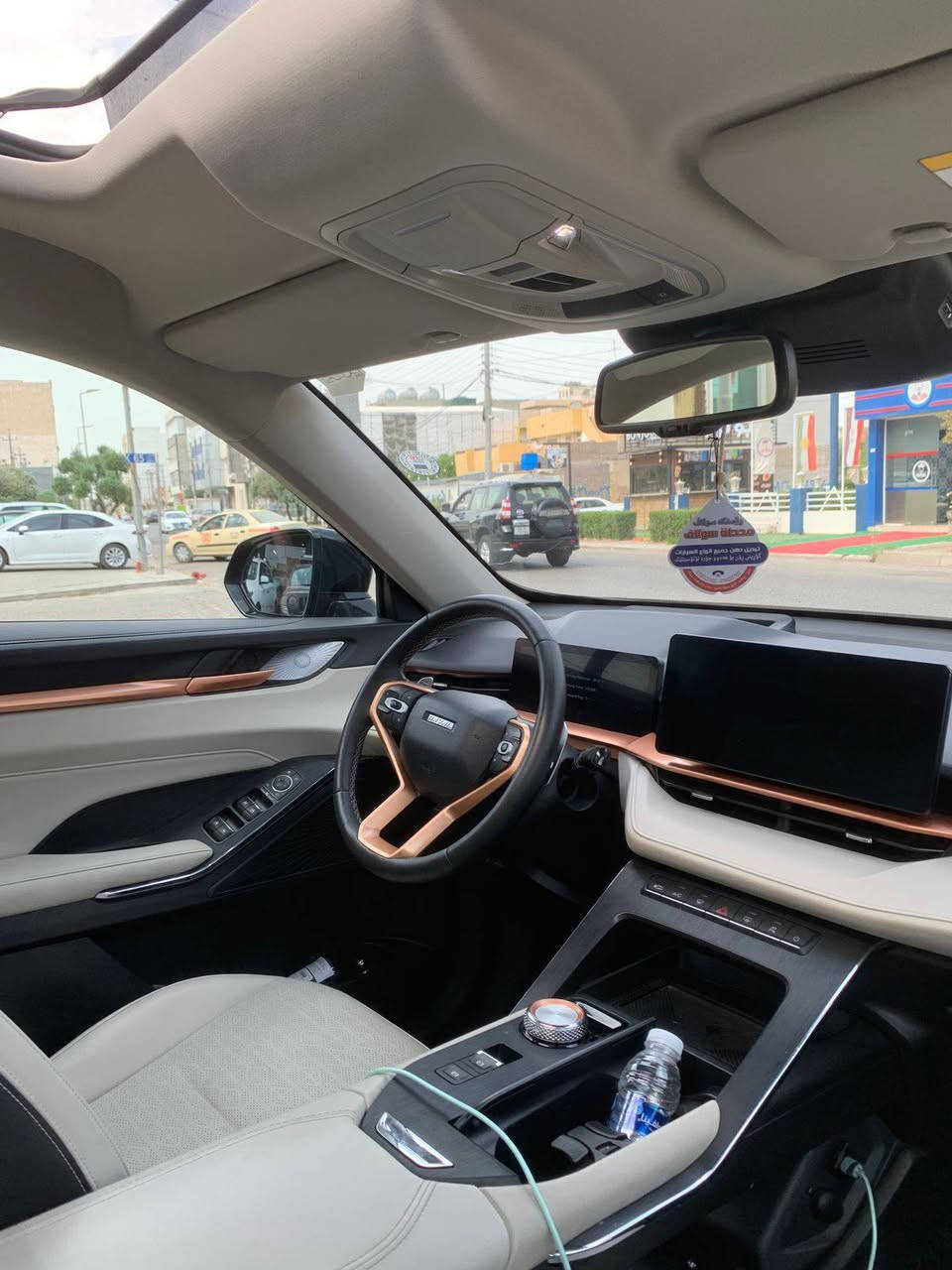 هافال H6 GT موديل 2022 (التي تُعرف أحياناً بنسخة الكوبيه من H6) سيارة كروس أوفر رياضية بتصميم عصري يجمع بين الأداء والشكل الهجومي.
​تتميز نسخة GT بتصميم "القرش الأسود" (Black Shark)
 إليك المواصفات التفصيلية للسيارة:
سيارة ٤٣ الف ماشيه 
بيها ضمان شريكة اربيل

​المحرك: محرك تيربو 4 أسطوانات (4-Cylinder Turbo).
​السعة: 2.0 لتر.

​ناقل الحركة: أوتوماتيكي مزدوج القابض (7DCT) من 7 سرعات.
​نظام الدفع: دفع رباعي (4WD) .
​الإضاءة: أنوار LED أمامية وخلفية ذكية مع إضاءة نهارية.
​المقاعد: مقاعد رياضية (جلد PVC أو Comfort-Tek) مع خاصية التدفئة والتبريد للمقاعد الأمامية.
​النظام الصوتي: يتكون من 8 سماعات بجودة عالية.
​الراحة: فتحة سقف بانورامية، مكيف هواء أوتوماتيكي مزدوج المناطق، شاحن لاسلكي للهواتف، وعجلة قيادة مكسوة بالجلد.
​ميزات إضافية: شاشة عرض على الزجاج الأمامي (Head-up Display).
​كاميرات 360 درجة: رؤية محيطية شاملة.
​الرادار: نظام مثبت السرعة التكيفي (ACC) ونظام الكبح التلقائي في حالات الطوارئ (AEB).
​المساعدة في المسار: نظام الحفاظ على المسار والتحذير عند مغادرته.
​النقطة العمياء: تنبيه النقاط العمياء ومساعد تغيير المسار.
سيارة كلين بدون صبغ

سعر ٢٠٥ $ بيها مجال للشراي
مكان سيارة : اربيل أربيل, العراق


**إذا كنت صاحب هذا الإعلان وتريد حذفه لأي سبب، رجاءا أرسل رسالة إلى الدعم الفني**