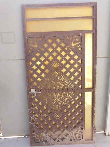 للبيع باب  دفتري حديد ثقيل طوله3م وعرضه مترين و90 +جام خانه مال محل+بيبان ثنين حديد +شيلمانات عدد6 طول مترين ونص ***********
