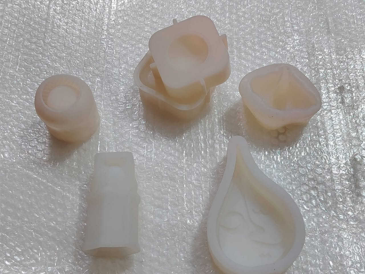 للبيع  مفرد او كلهم سوه
الصغار ع الف والكبار كلمن وسعره
+ 
متوفر عطور مركزة  + فتيل + مثبت فتيل + اللوان شمع 
+ اعواد شمع + الوان حجر 

متوفر توصيل جميع المحافظات


**إذا كنت صاحب هذا الإعلان وتريد حذفه لأي سبب، رجاءا أرسل رسالة إلى الدعم الفني**