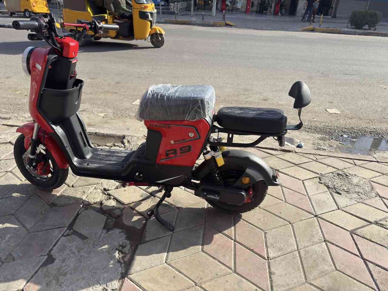 السلام عليكم 
دراجه شحن R9
5 بارتي استعمال شهر 
دراجه نضيفه 
السعر 450 بكاني بغداد الجديده 
رقم الهاتف ***********
