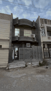 دار للبيع المساحة 50متر الموقع بغداد  حي الاساتذة  يتكون من 3 طوابق الاول صالة ومطبخ  .      الثاني غرفتين وحمام  الثالث غرفة وحمام.  للتفاصيل اكثر الاتصال *********** - ***********
