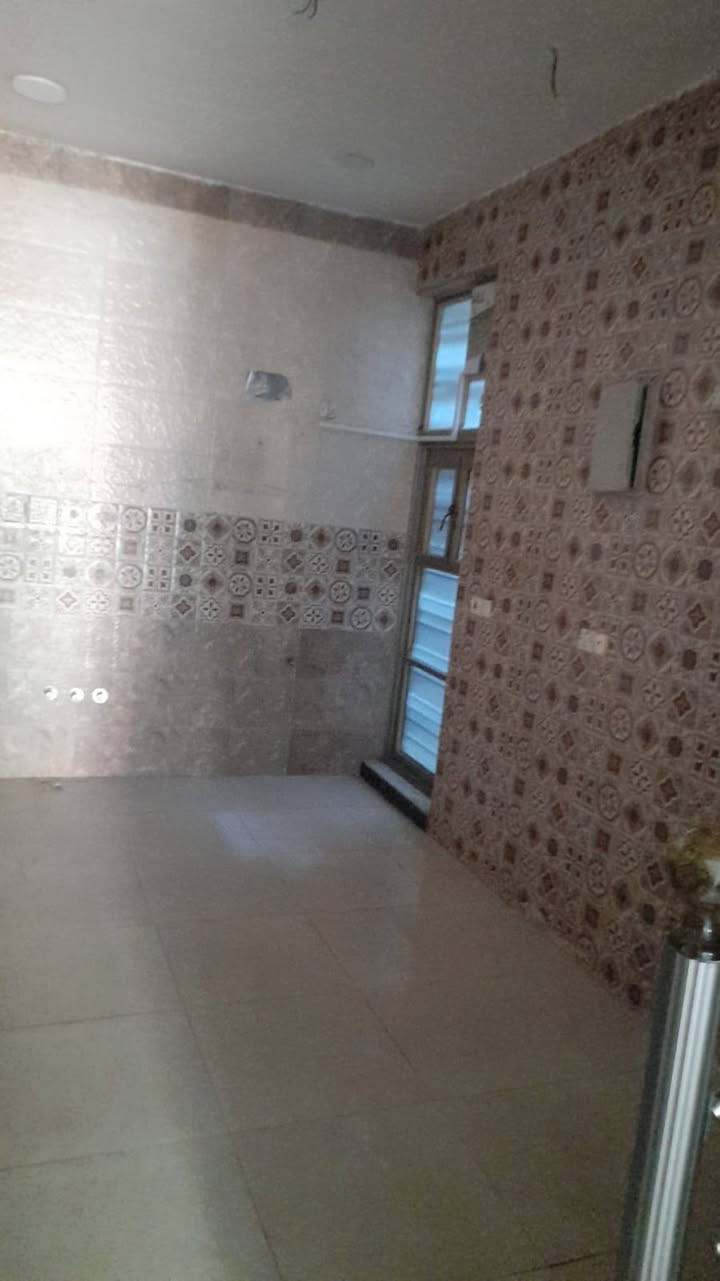 🏡 بيت للإيجار – بناء حديث
📍 الموقع: بغداد – منطقة الدورة، شارع 60، قريب من سوق الجمعية والميكانيك، ضمن المربع الذهبي.
📐 المساحة: 55 متر مربع.
🏠 مواصفات الدار:
3 طوابق
الطابق الأرضي: صالة، مطبخ، خدمات، وترك.
الطابق الثاني: غرفتا نوم وحمام.
الطابق الثالث: غرفة نوم، حمام، وبيتونة.
✅ المميزات:
ماطور ماء.
سخان.
بناء حديث.
💰 الإيجار: 500,000 دينار عراقي شهريًا.
🤝 التعامل مباشرة مع صاحب الدار (بدون وسيط).
📞 للاستفسار والاتصال: ***********
