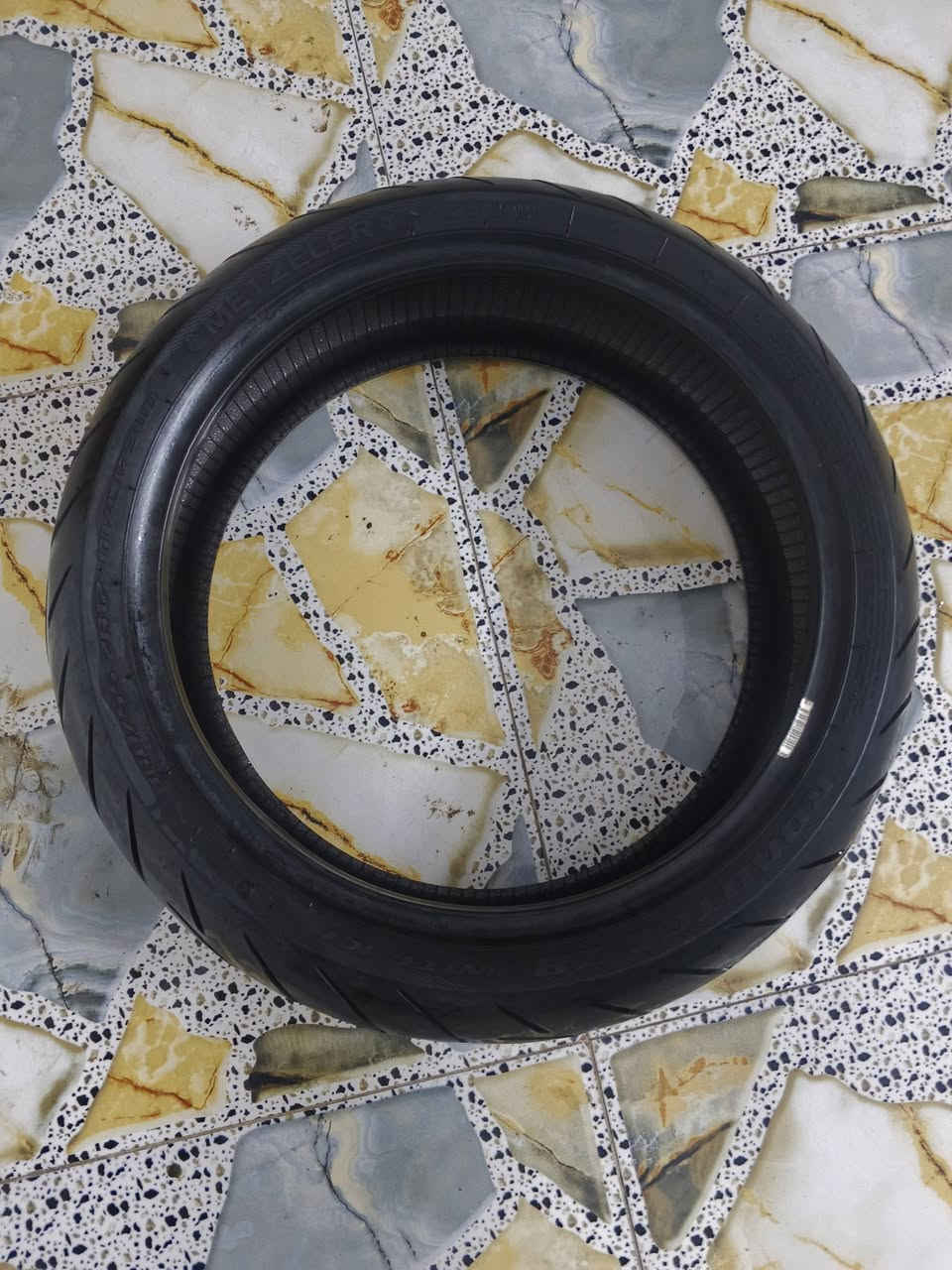 السلام عليكم 
تاير بطح جديد مال باله خلفي
 يرهم كاوسكي وغيره 
توصيل كافه المحافصات🚚
مكان ابو غريب خرنابات 🚩
*********** اتصال
*********** بي واتساب
#الجميع
