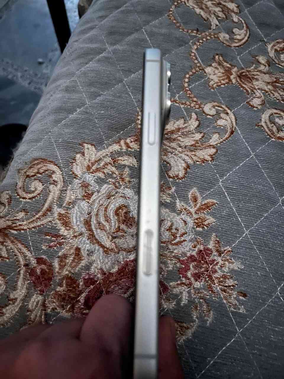 📢 للبيع آيفون 17 برو ماكس سيلفر بسعر فرصة
📱 iPhone 17 Pro Max
✅ اللون: سيلفر
✅ النظافة: 97%
✅ الجهاز بحالة جيدة جدًا ولا يوجد أي كسر أو عطل فني
✅ الكابل الأصلي موجود
✅ الشكل الخارجي مرتب ومحافظ عليه

📦 المرفقات:
 • كابل فقط
 • لا يوجد كرتون أو شاحن

📍 الموقع: بغداد – حي البنوك

💰 السعر المطلوب: 800,000 دينار عراقي

⚠️ ملاحظة مهمة: الجهاز عليه قفل حاليًا ولا أتذكر رمز القفل، لذلك تم تسعيره بشكل مناسب وواضح أمام الجميع.

للجادين فقط، والسعر قابل للتفاوض بالحدود المعقولة بعد المعاينة
***********

 📢 للبيع آيفون 17 برو ماكس سيلفر بسعر فرصة

📱 iPhone 17 Pro Max
✅ اللون: سيلفر
✅ النظافة: 97%
✅ الجهاز بحالة جيدة جدًا ولا يوجد أي كسر أو عطل فني
✅ الكابل الأصلي موجود
✅ الشكل الخارجي مرتب ومحافظ عليه

📦 المرفقات:
 • كابل فقط
 • لا يوجد كرتون أو شاحن

📍 الموقع: بغداد – حي البنوك

💰 السعر المطلوب: 800,000
مابي كارتونة و الجهاز ماستر شرق اوسط. اخاف احد يروح باله بعيد. نسة ابني الصغير الرمز و الاي كلود. و مربوط ع رقمي.  واضح ؟   و من ابيعة الك يفتح ما يفتح مو مشكلتي. لان تعبت من الشرح لبعض العقول
***********
