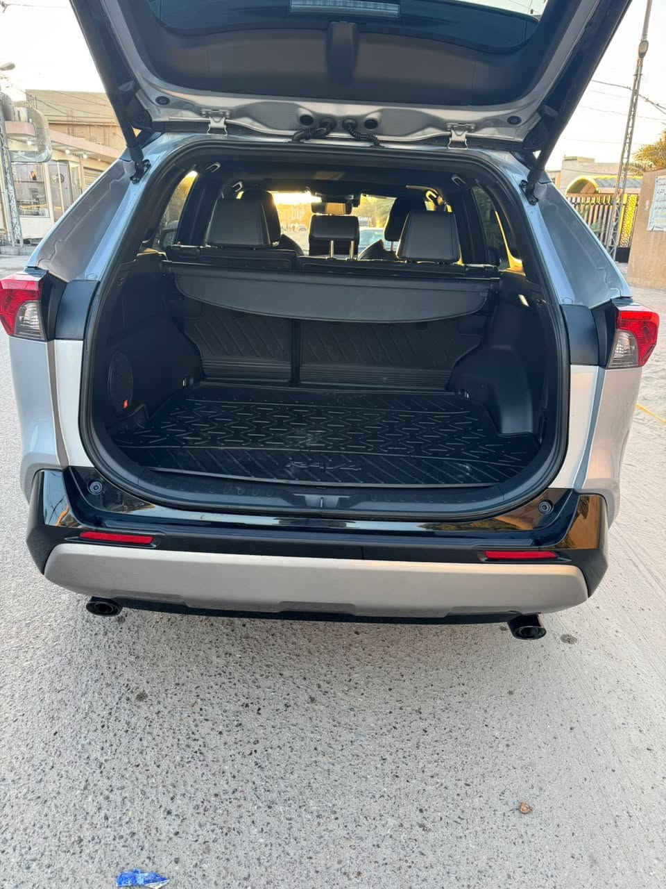 راف فور 2025 هايبرد XSE لون سلفر تو كلر 
راف فور هايبرد للبيع موديل 2025 لون سلفر تو كلر 
سقف اسود 
محرك 2500 cc هايبرد 
ثلاث انظمة قيادة 
 فتحة سقف 
بصمه تشغيل 
بصمه ابواب 
كراسي كهرباء 
كراسي جلد 
تدفئة كراسي 
اضوية اماميه زنون 
لد امامي زنون 
رادار امامي 
اوتو ستوب 
اوتو هاند بريك 
شاشة digital 
كاميرا خلفيه مع تحديد مسرب 
كاميرا خلفيه ع المرايا الوسط 
شاشة GBL كبيرة مع سماعات GBL
صندوق خلفي كهرباء 
تحكم ستيرن جهتين 
ستيرن تدفئة 
النقطة العمياء بالمرايا الجانبية
دفع رباعي 
بلوتوث اوامر صوتيه 
عداد السيارة 6 الاف 
تبديل جاملغ يمين وبنيد ودعاميه نفس  اللون 
السعرر 230 
( اعتذر عن المراوس للبيع فقط )
للاستفسار الاتصال .

‏‭***********
