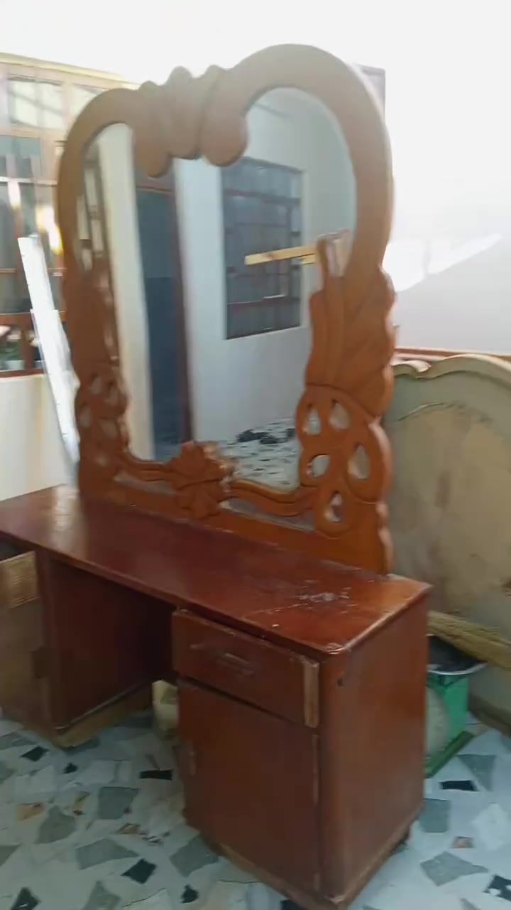 زاويه وتخت ومرايه للبيع سعر75الف ***********عنوان الموصل
