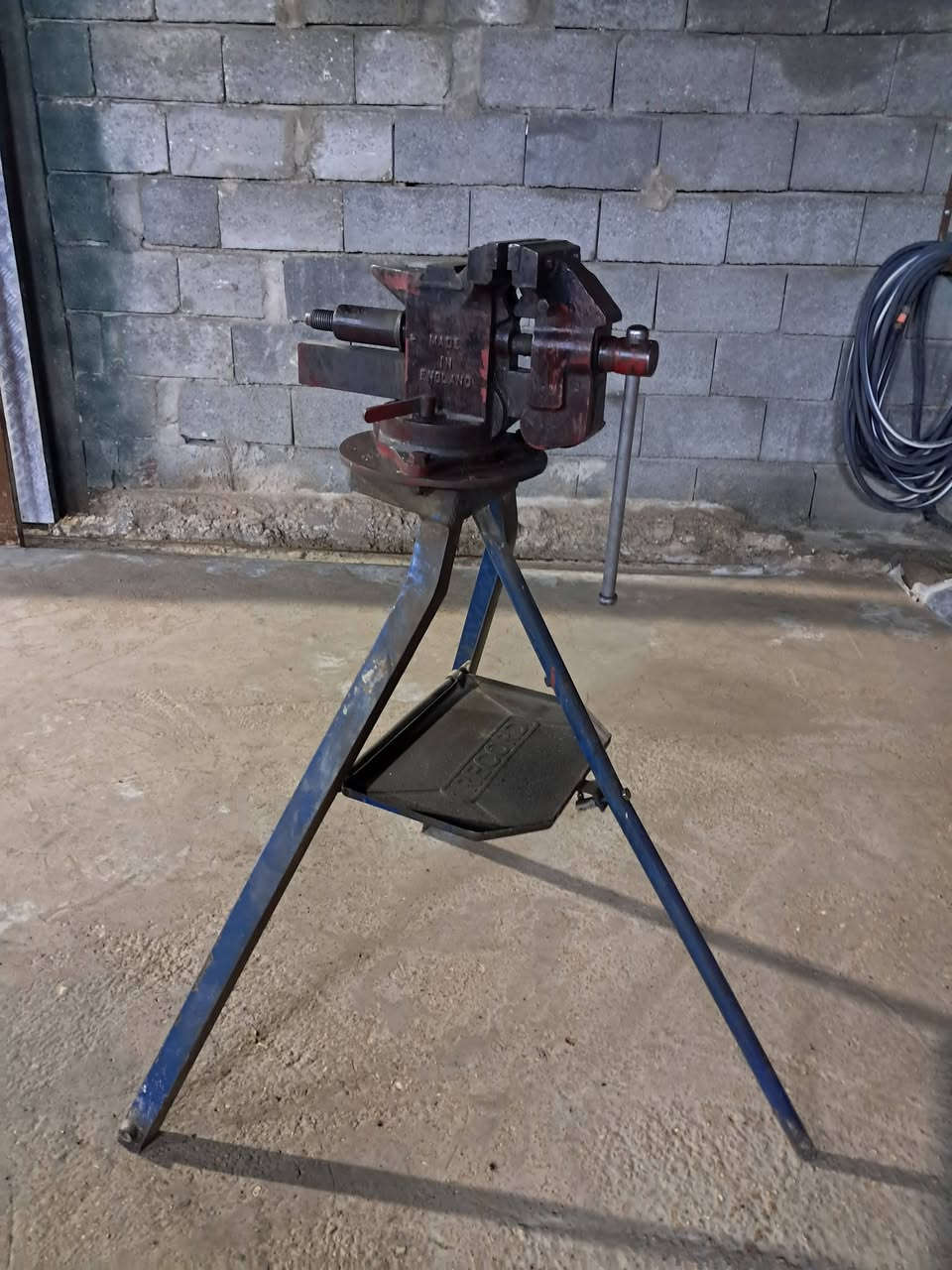 منكنه الماني اصلي مال عمرها اكثر من ٦٠ سنه مال جمعية حديثه وزنها مو اقل ٤٠ كيلو وياها القاعده مالتها وكامله تطبك  للبيع سعرها ٦٠٠ الف قفل مال حدادين او اصحاب الورشات مو حسافه بيها الفلوس الي يحب يشتري يتفضل 

***********
***********
