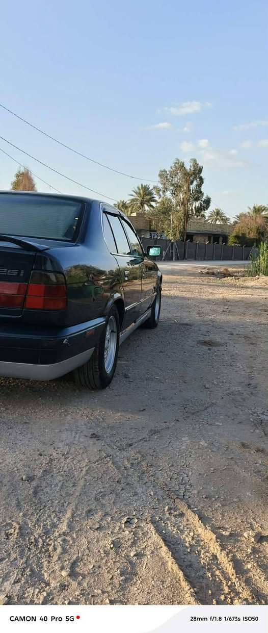 سلام عليكم للبيع بي ام 525  موديل 1993 رقم دولي بغداد بسمي   سنويه 2030 هزه جديده كير اوتماتيك محرك مسكر فانوس  شلعه تخبل صدر خلفي امامي وتايرات جدد  تبريد كشن كهربائيّ  شغاله صبغ جماليه فقط غرفه حلوه سياره جاهزه اي نقص ما بيها المكان حله  للاتصال ***********و *********** سعره خاص
