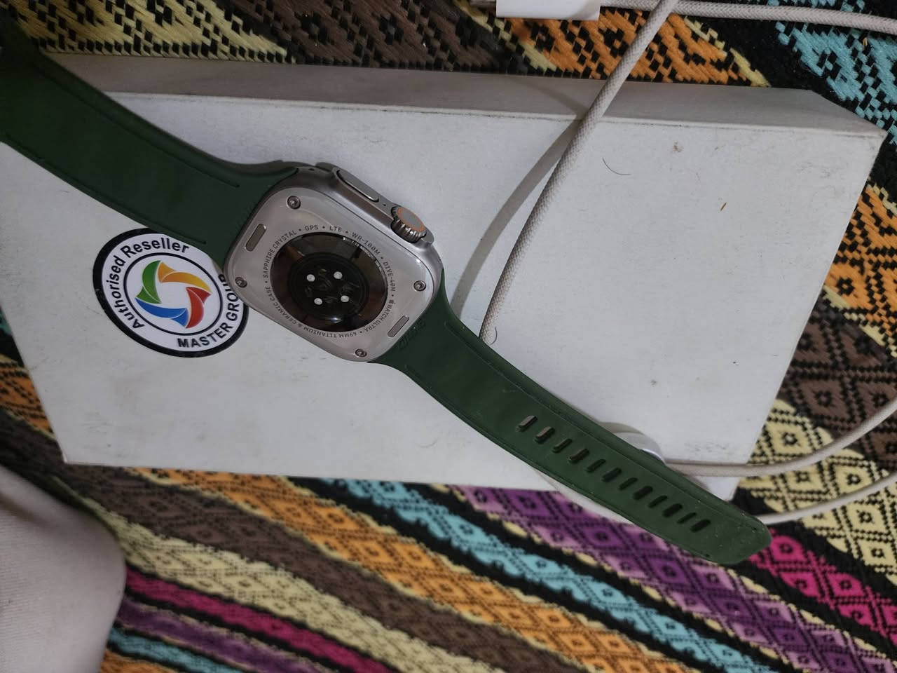 ساعه بمعنا الكلمه جديده نضلفه ١٠٠ ساعه ابل الترا 2 
بطاريه 99 سعر ٦٥٠ وبيها مجال للتفاوض ***********
