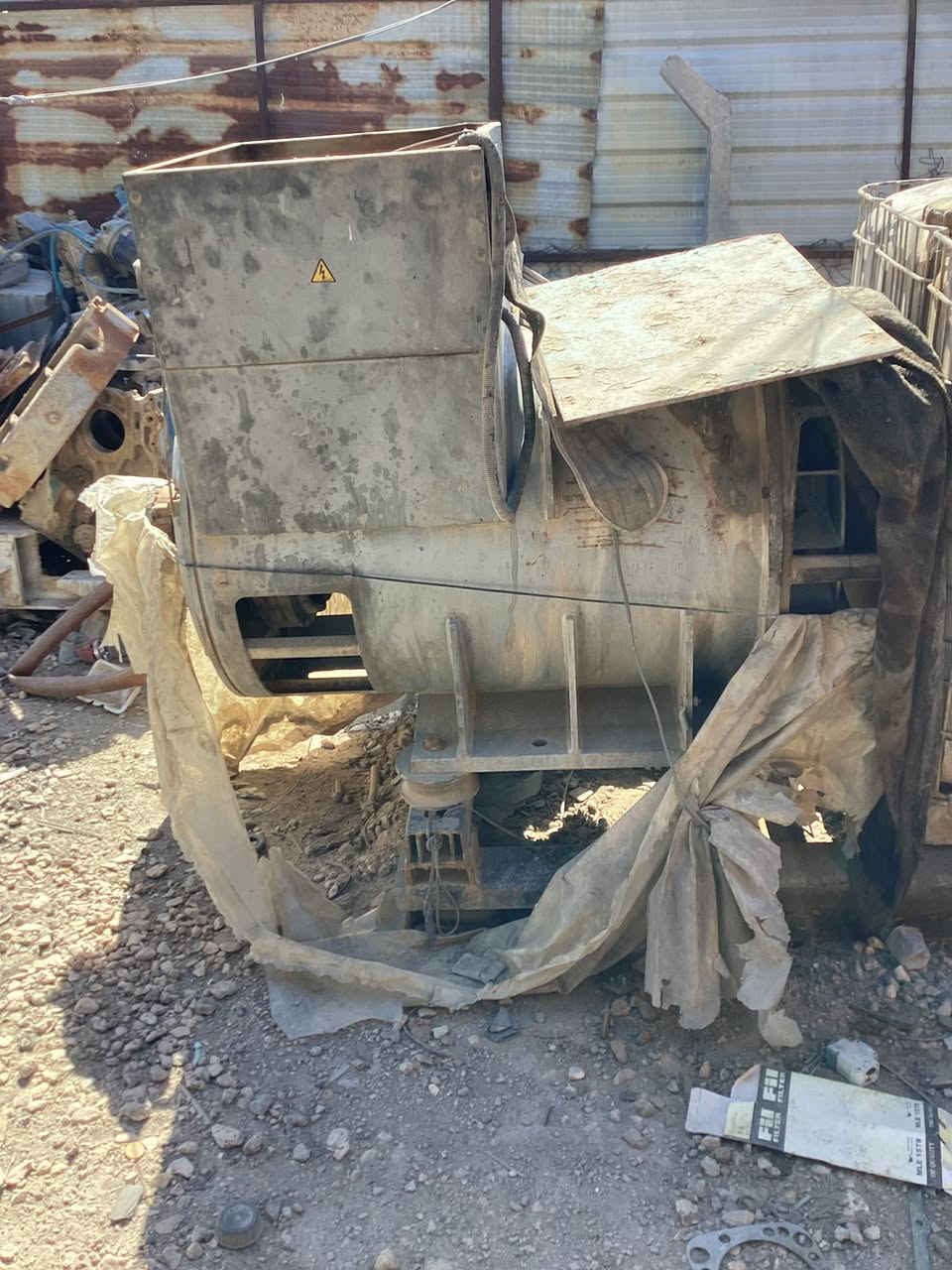 السلام عليكم جنريتر عدد 2
750كيفي   والثاني كذالك 750كيفي  والثالثه أبيع بس مكينه البي  الجريترات الواحد 50 ورقه أو بيه مجال  والمكينه  بس  سعره   15 أو بيه مجال الشراي يتصل   *********** الجنريترات ما مفتوح برغي بيهن
